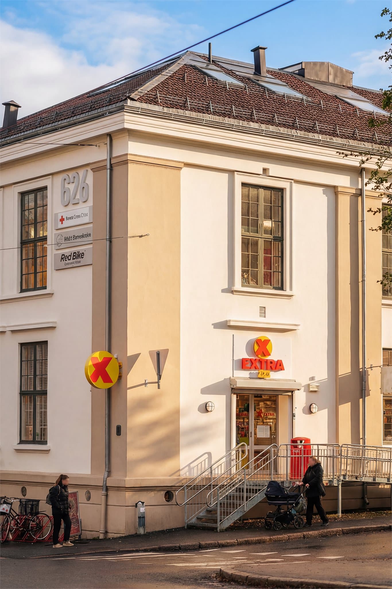 Coop Extra er en av mange butikker som ligger i leilighetens umiddelbare nærhet.