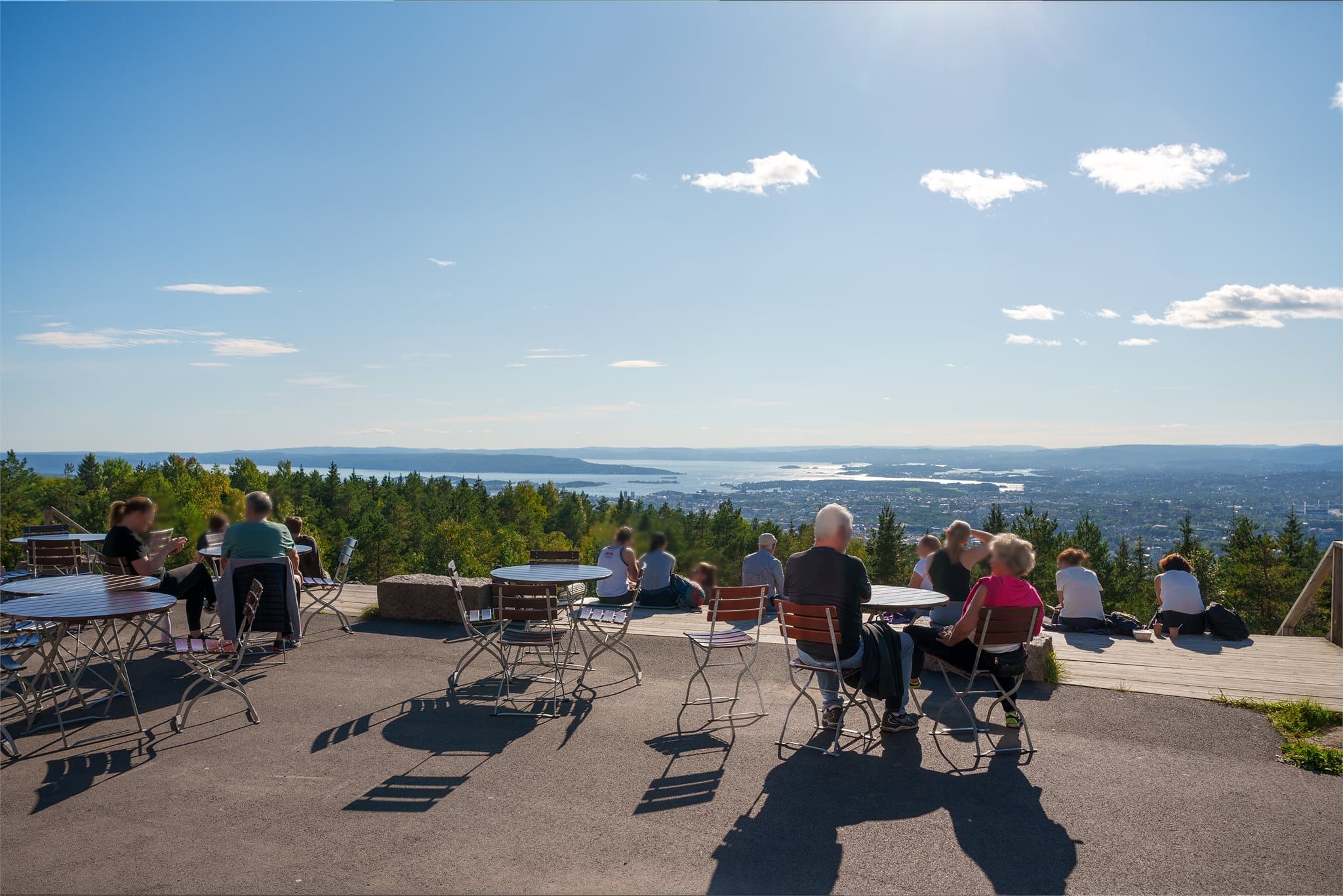 Du kan også ta beina fatt å nyte den nydelige turen opp til Grefsenkollen. Her har de god pizza!