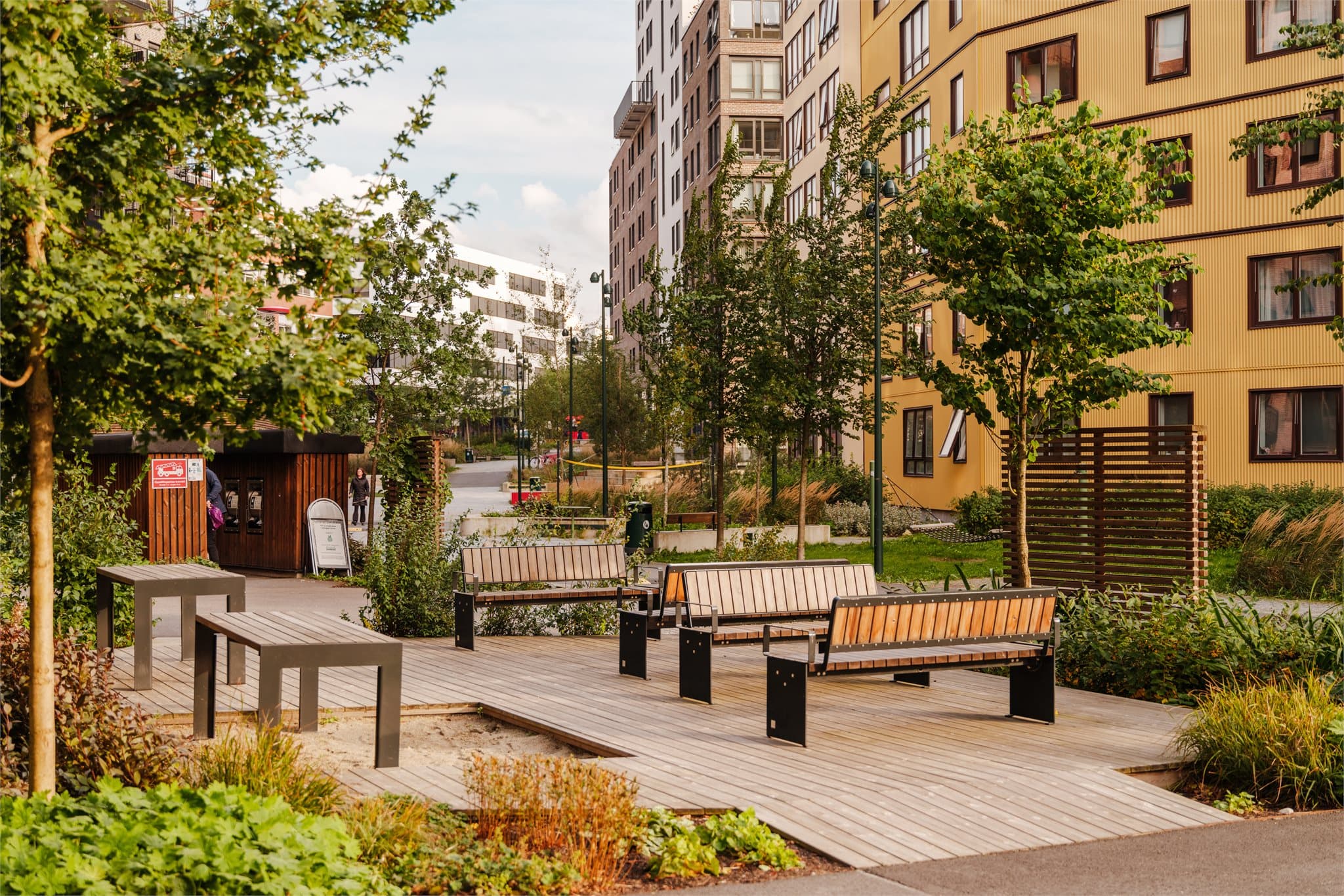 Borettslagets fellesarealer er vakkert opparbeidet med gangstier, grøntområder og frodig beplantning.