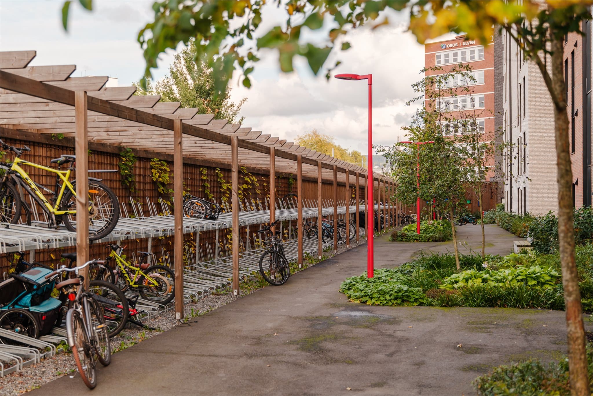 Sykkelparkering er tilgjengelig både innvendig og utvendig i borettslaget.