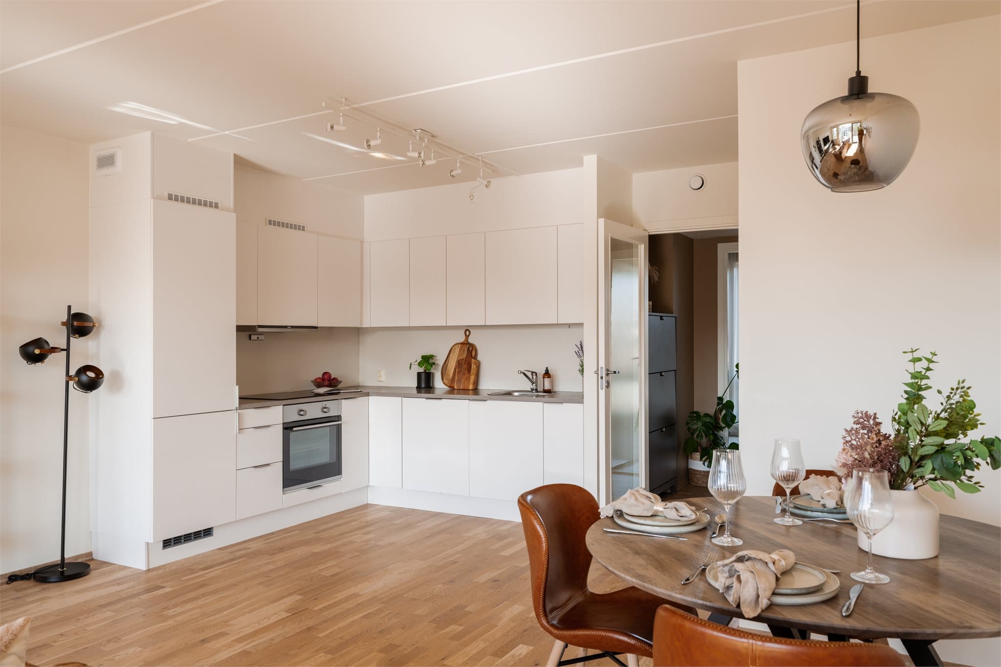 Kjøkken i åpen løsning mot stue og spiseområde.