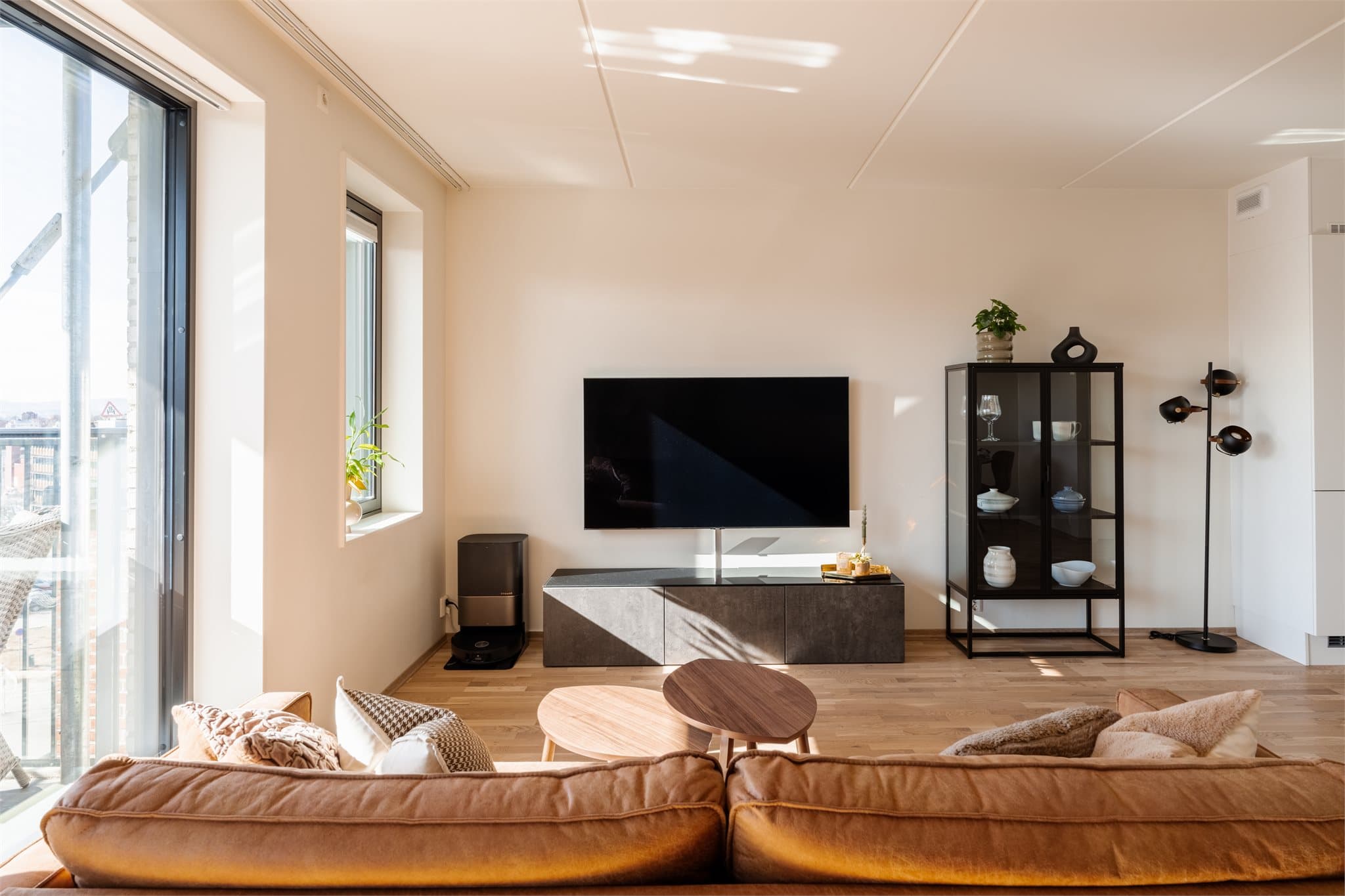 Leiligheten har lystmalte overflater, noe som gjør det enkelt å innrede etter eget ønske.