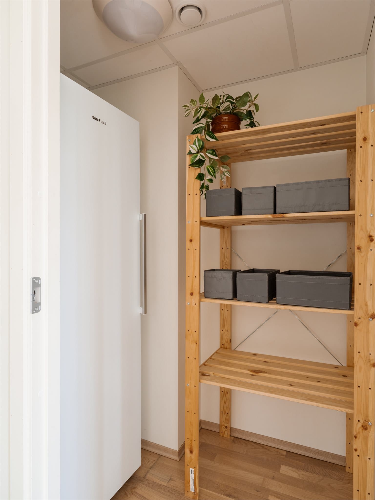 Boligen har også en innvendig bod tilknyttet kjøkkenet, med en praktisk løsning for oppbevaringssystem.