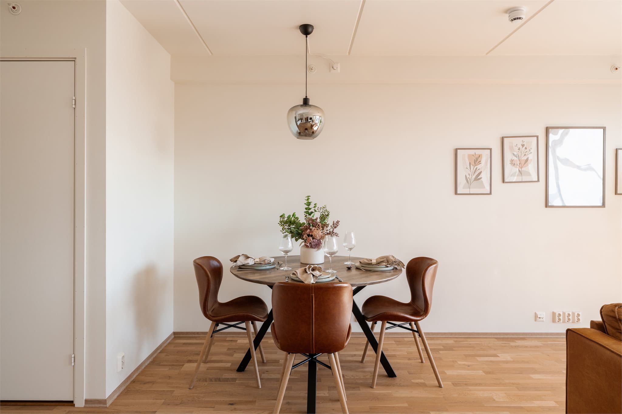 Spiseplassen gir rikelig plass til å invitere venner og familie til hyggelige stunder.