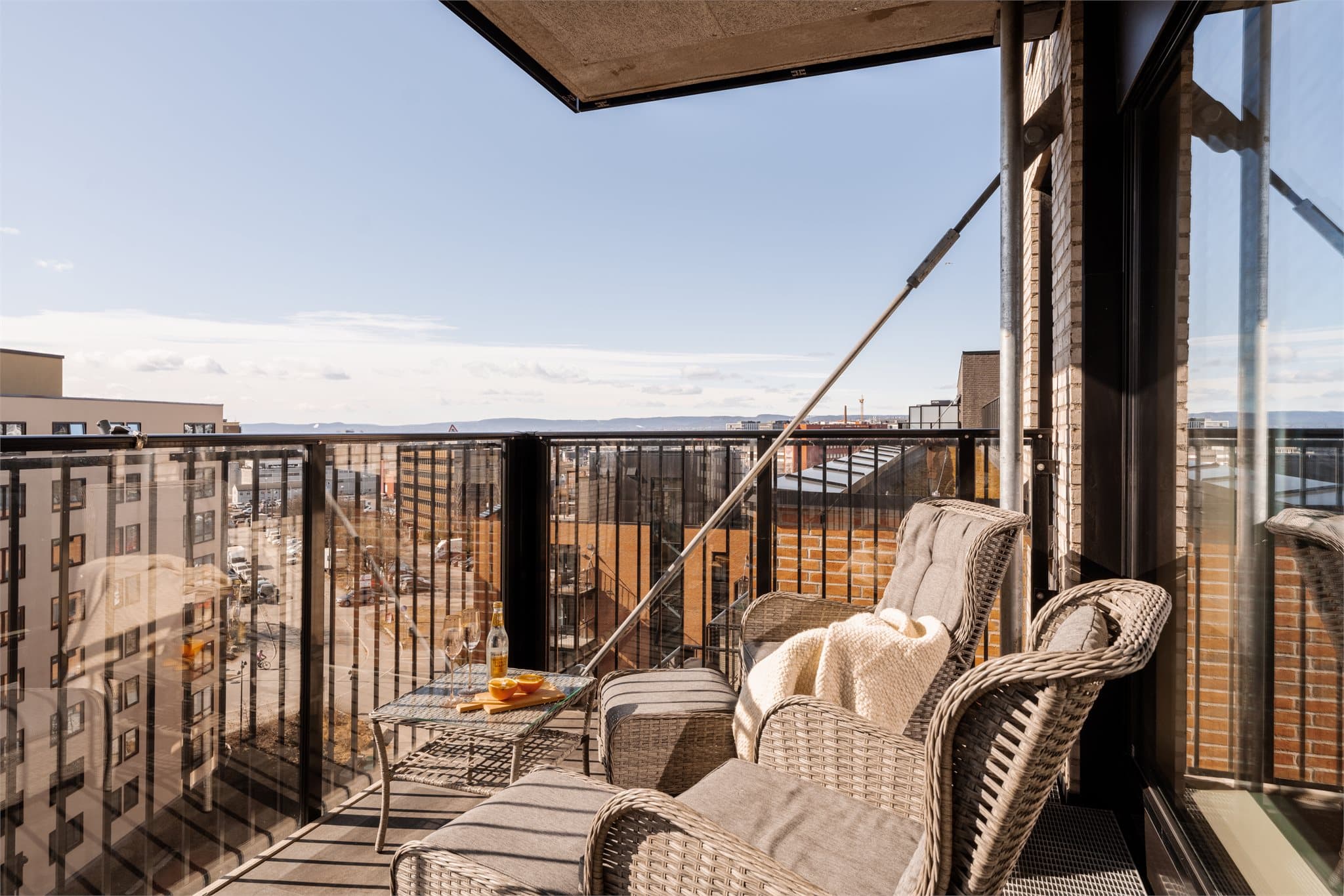 Her er det god plass til å innrede med utemøbler, grill og grønn beplantning.