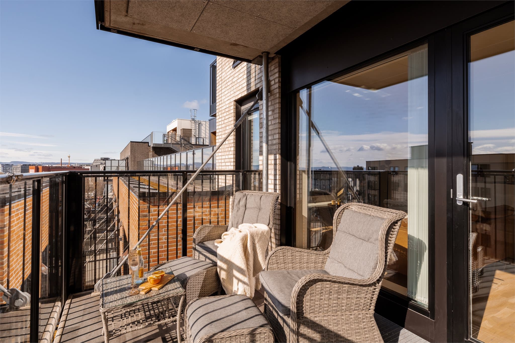 Fra stuen er det utgang til en solrik, sydvendt balkong med fri utsikt - et perfekt sted å nyte de varme dagene.