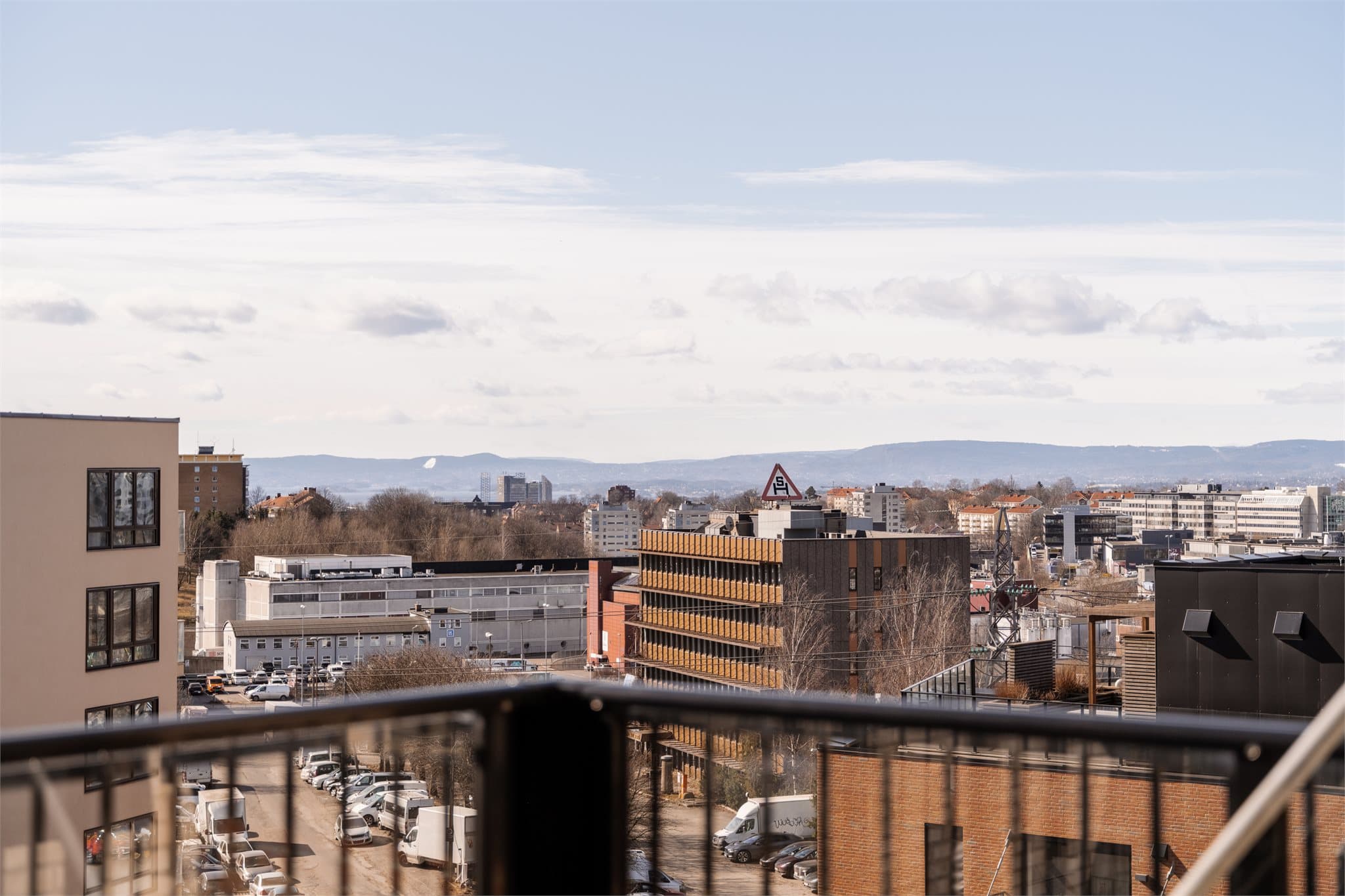 Høyt og fritt i byggets 8. etasje! Utsikt mot by og fjord.