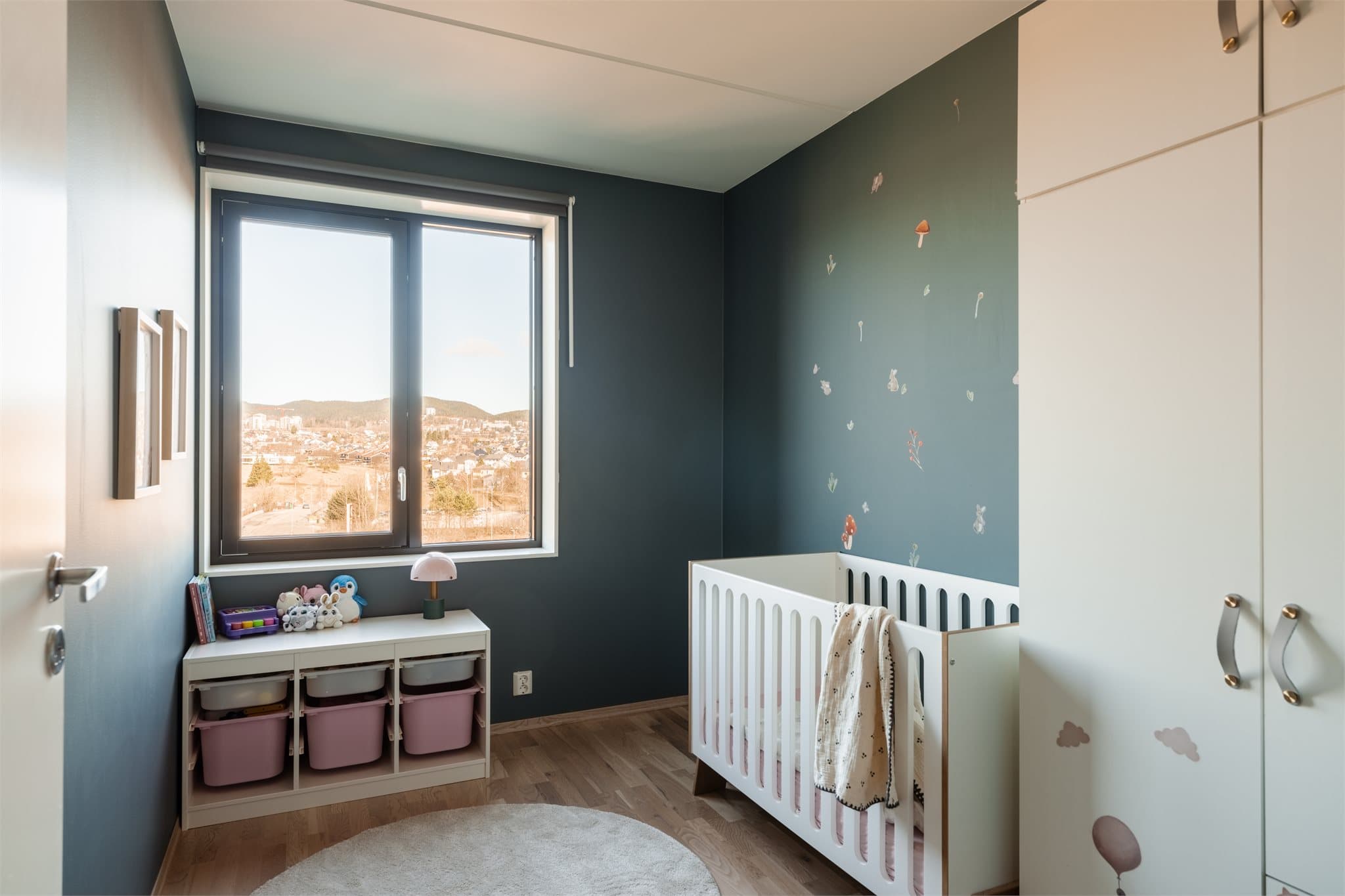 Boligens tredje soverom er fleksibelt og kan brukes som gjesterom, barnerom eller kontor.