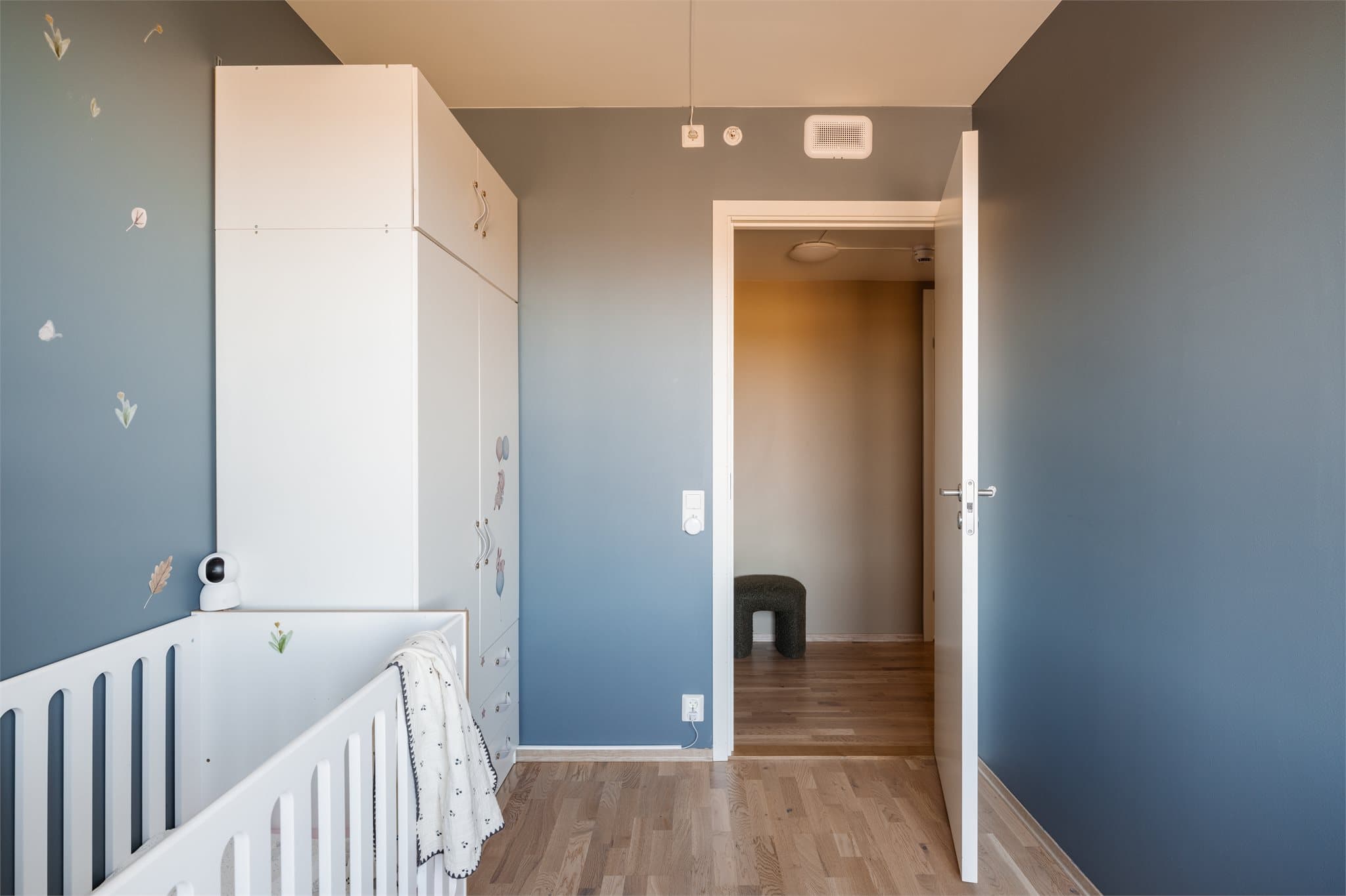 Romslig plass til garderobeskap, perfekt for oppbevaring av klær og andre eiendeler.