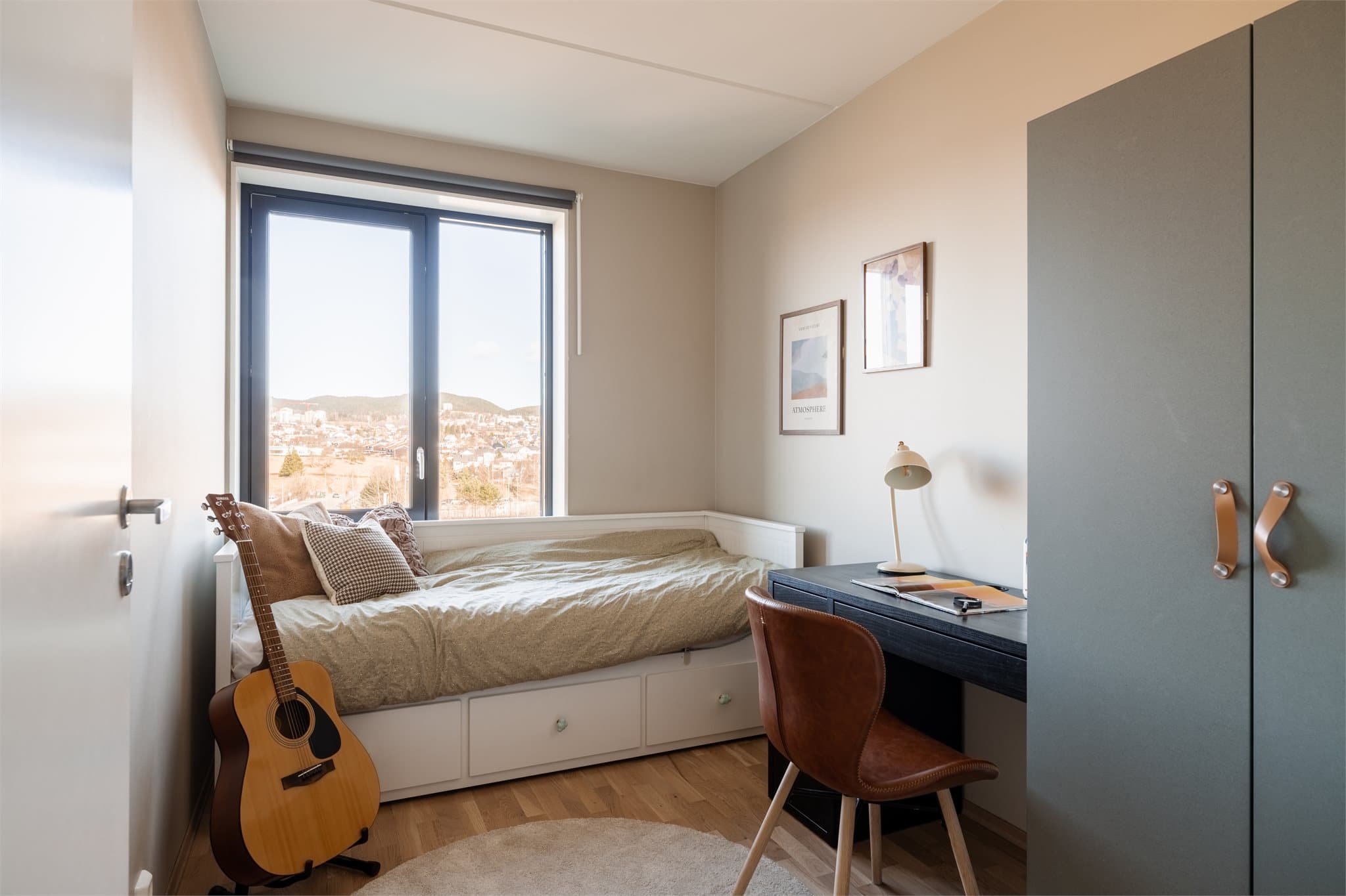 Boligens andre soverom er praktisk innredet med rom for seng, skrivebord og øvrig møblement.