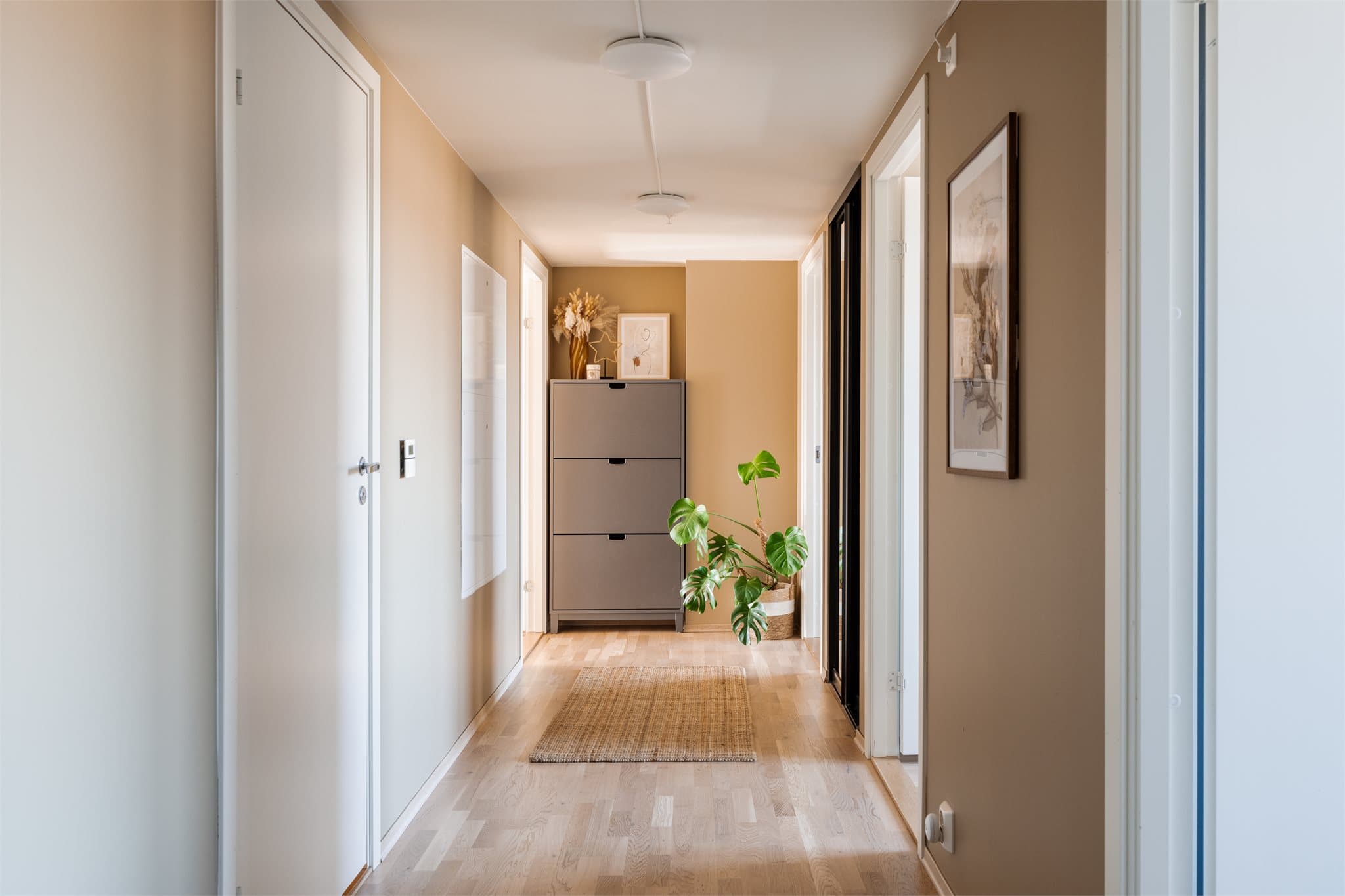 Entréen er innbydende og romslig, med plass til både sko og yttertøy.