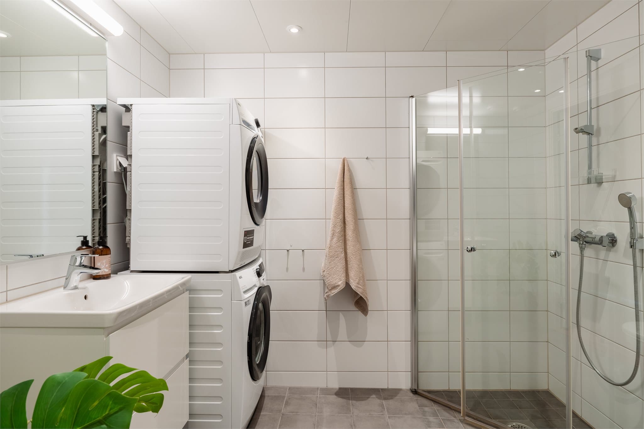 Hovedbadet har god størrelse og er tilrettelagt for vaskemaskin og tørketrommel.