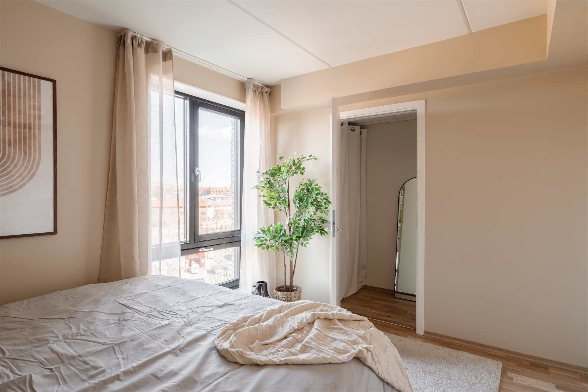 Generøse vindusflater slipper inn mye lys og sørger for god lufting.