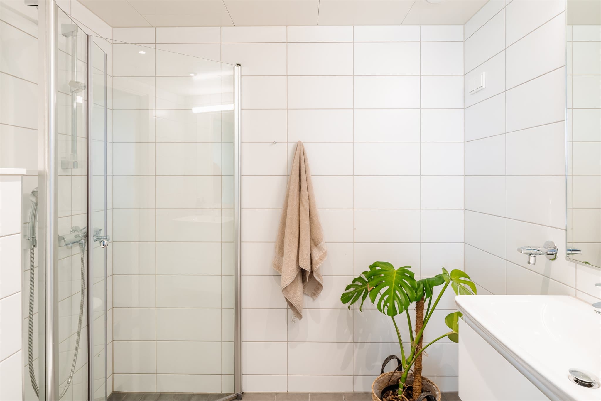 Badet har flislagte overflater og vannbåren gulvvarme for ekstra komfort.