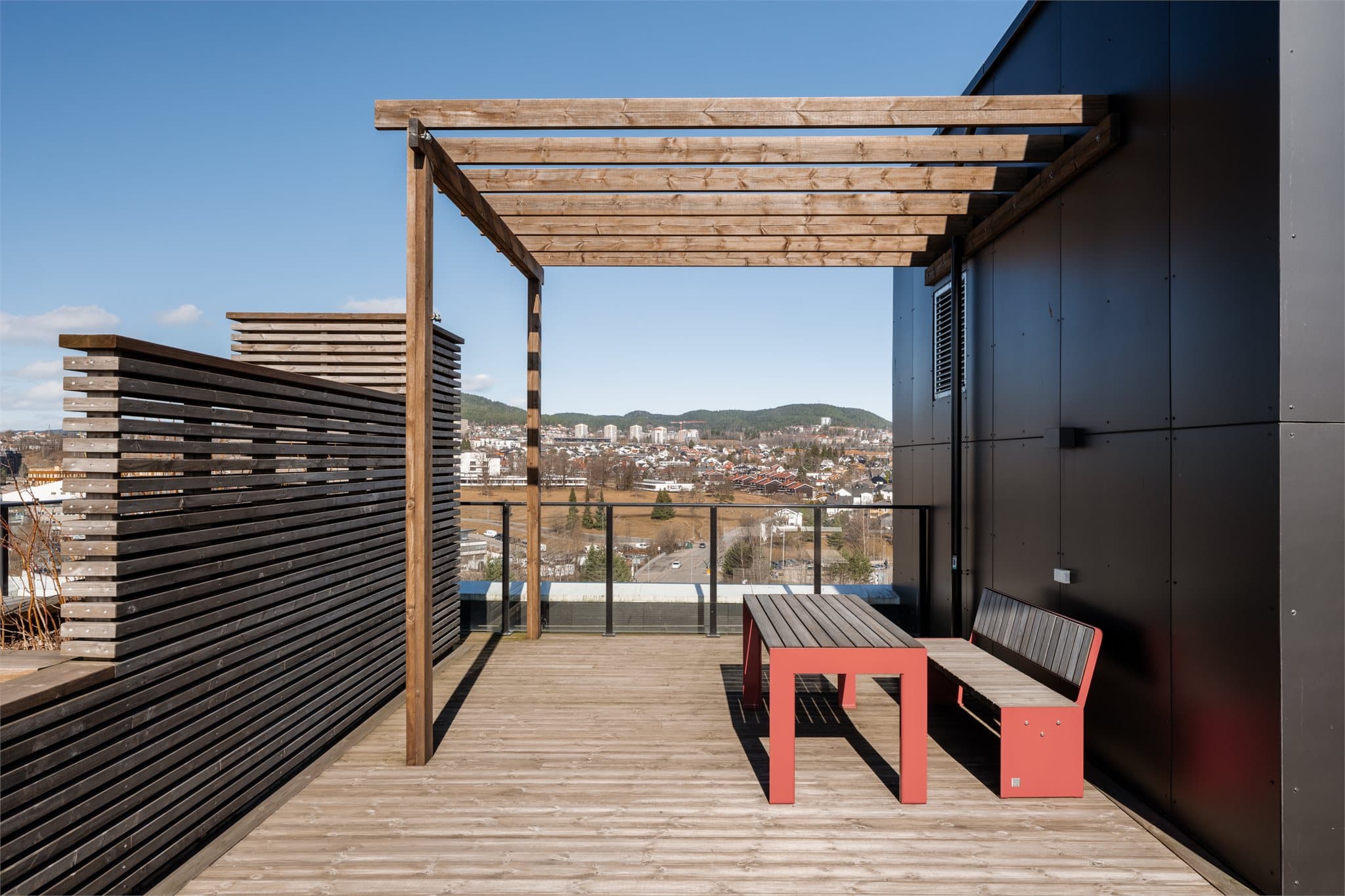 Her er det flere sittegrupper og sol store deler av dagen.