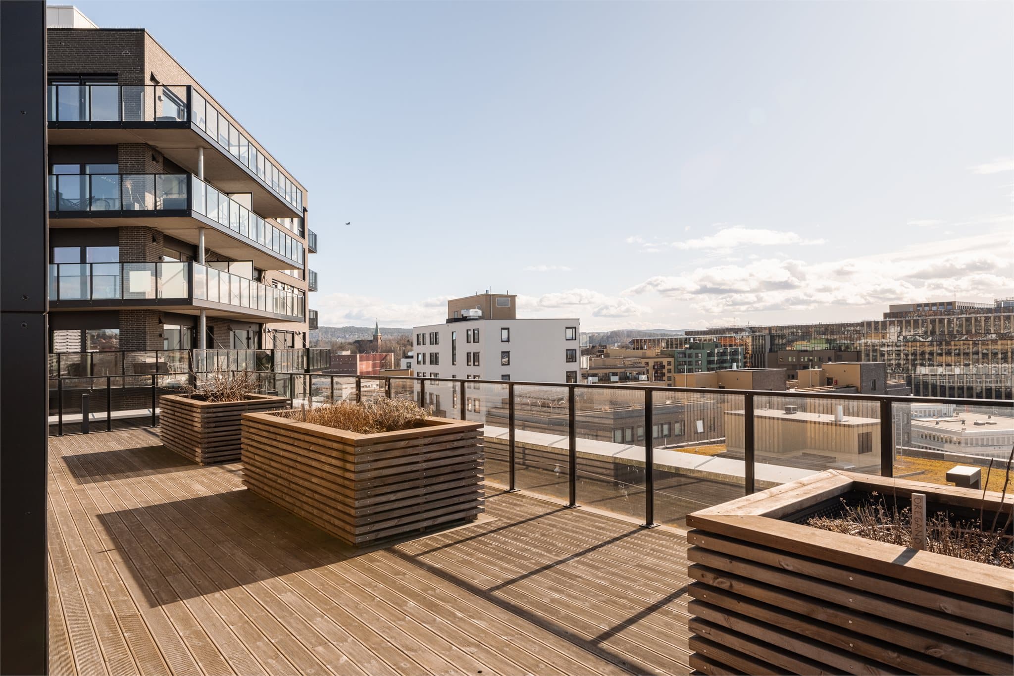 Beboerne kan nyte en felles takterrasse med gode solforhold.