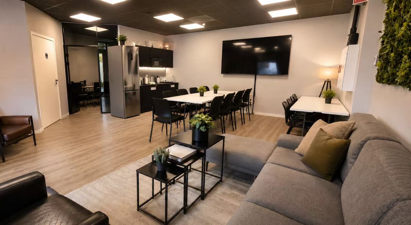 Fellesområdet har kapasitet til rundt 30 personer og egner seg godt til både sosiale sammenkomster og arrangementer.