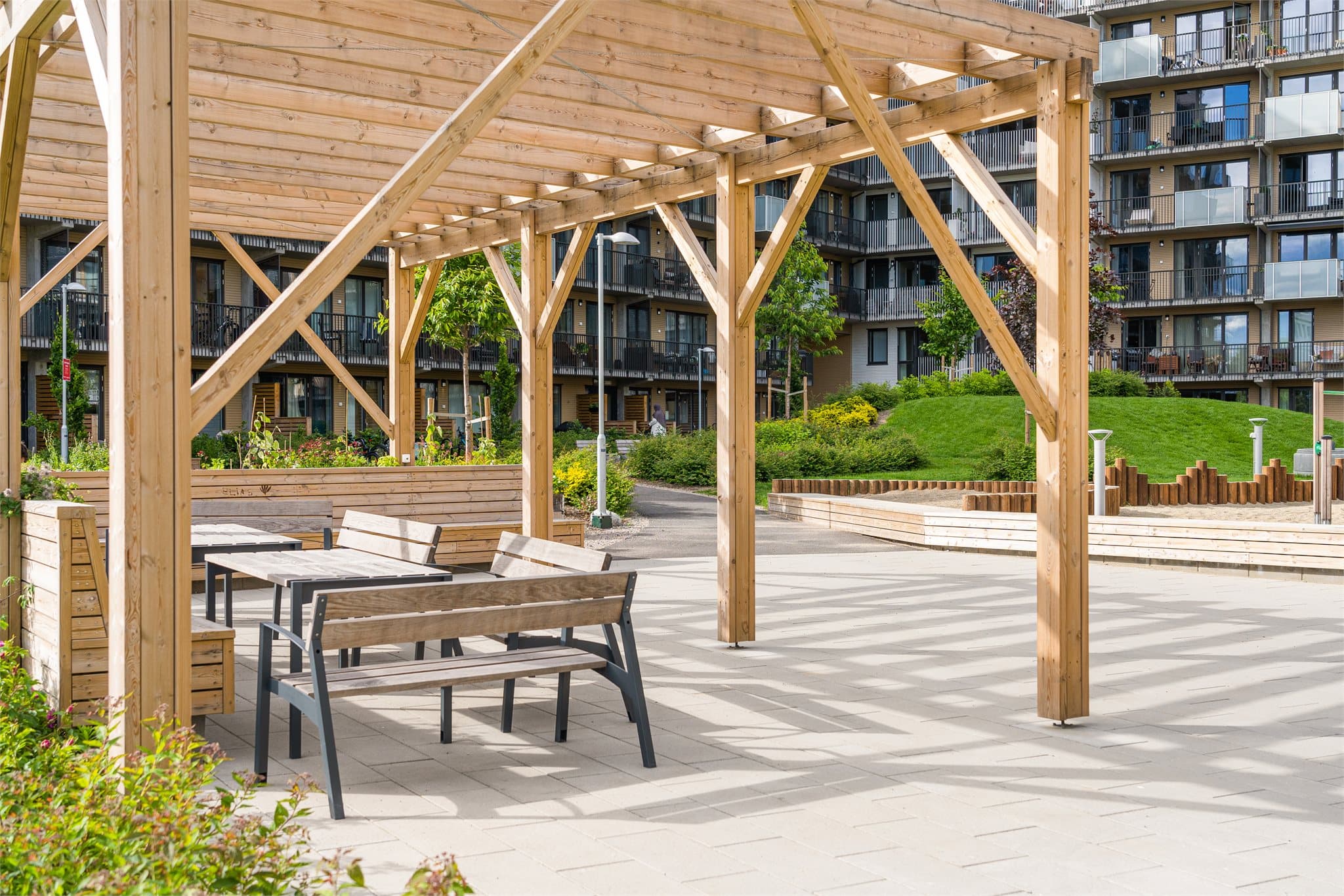 I bakgården er det opparbeidet sittegrupper, grønn beplantning og lekeområder til barn.