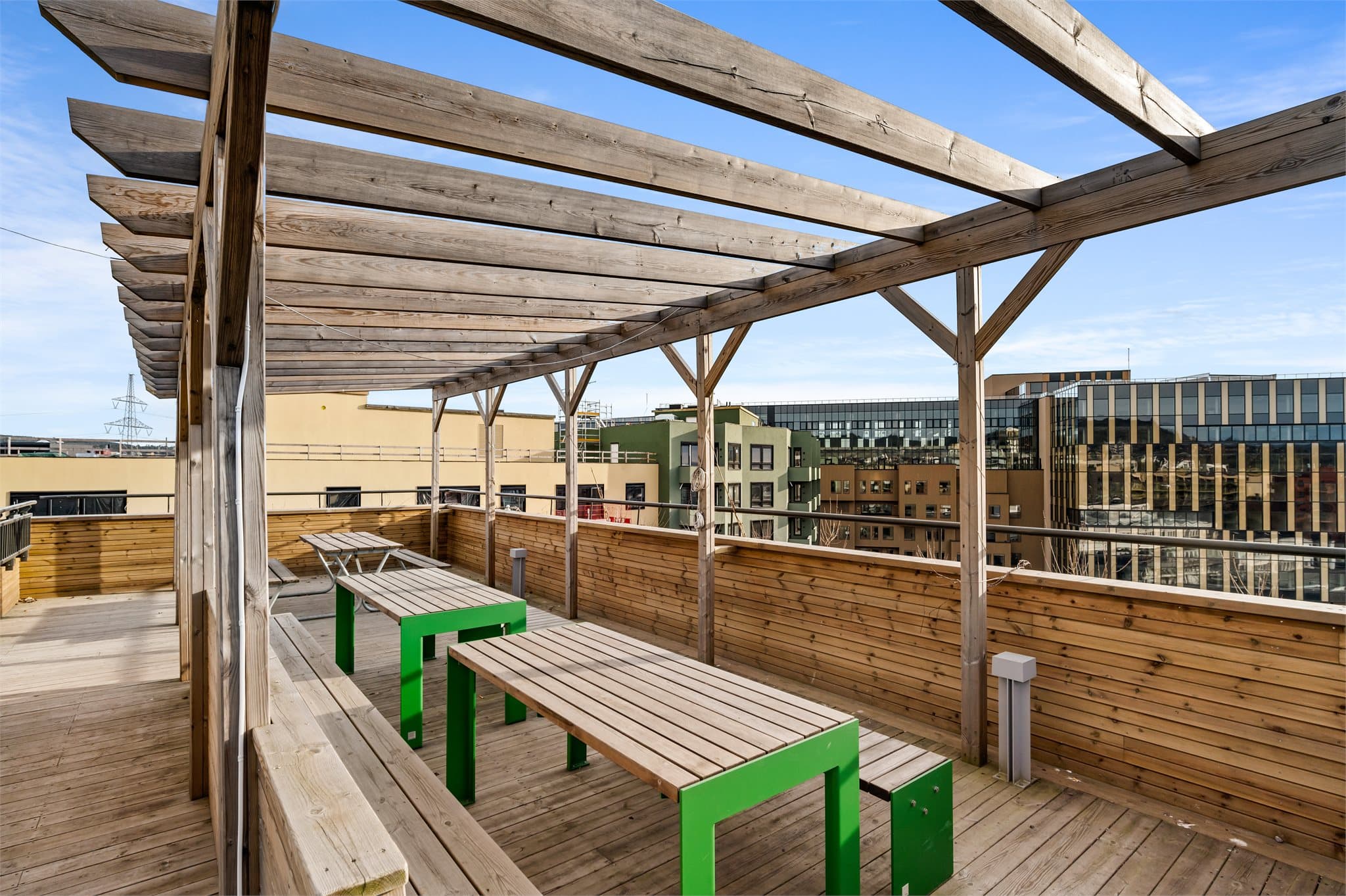 Sitteplass under pergola på takterrassen som tillater mange hyggelige sammenkomster.