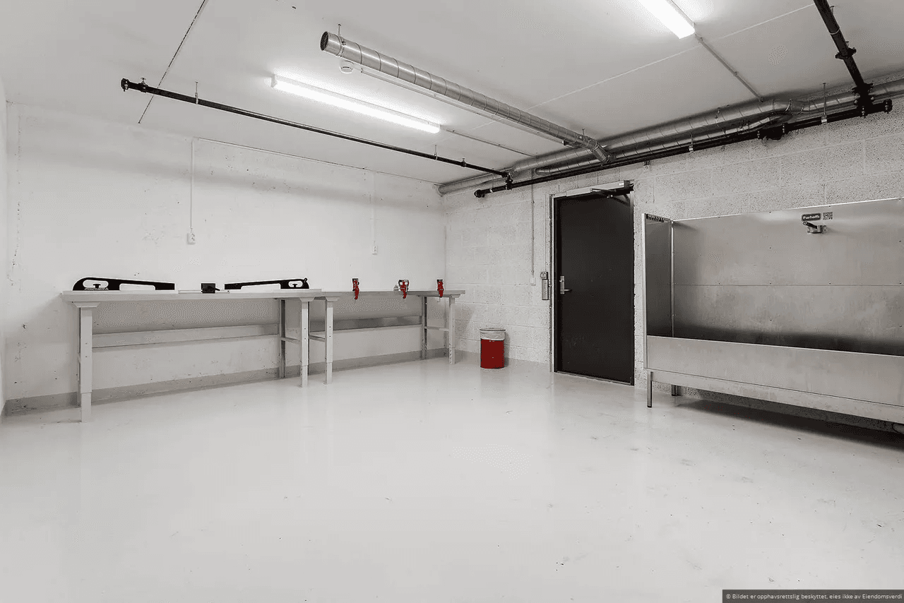 Her er alt gjennomtenkt med felles smørebod, vask og reparasjonsbod.