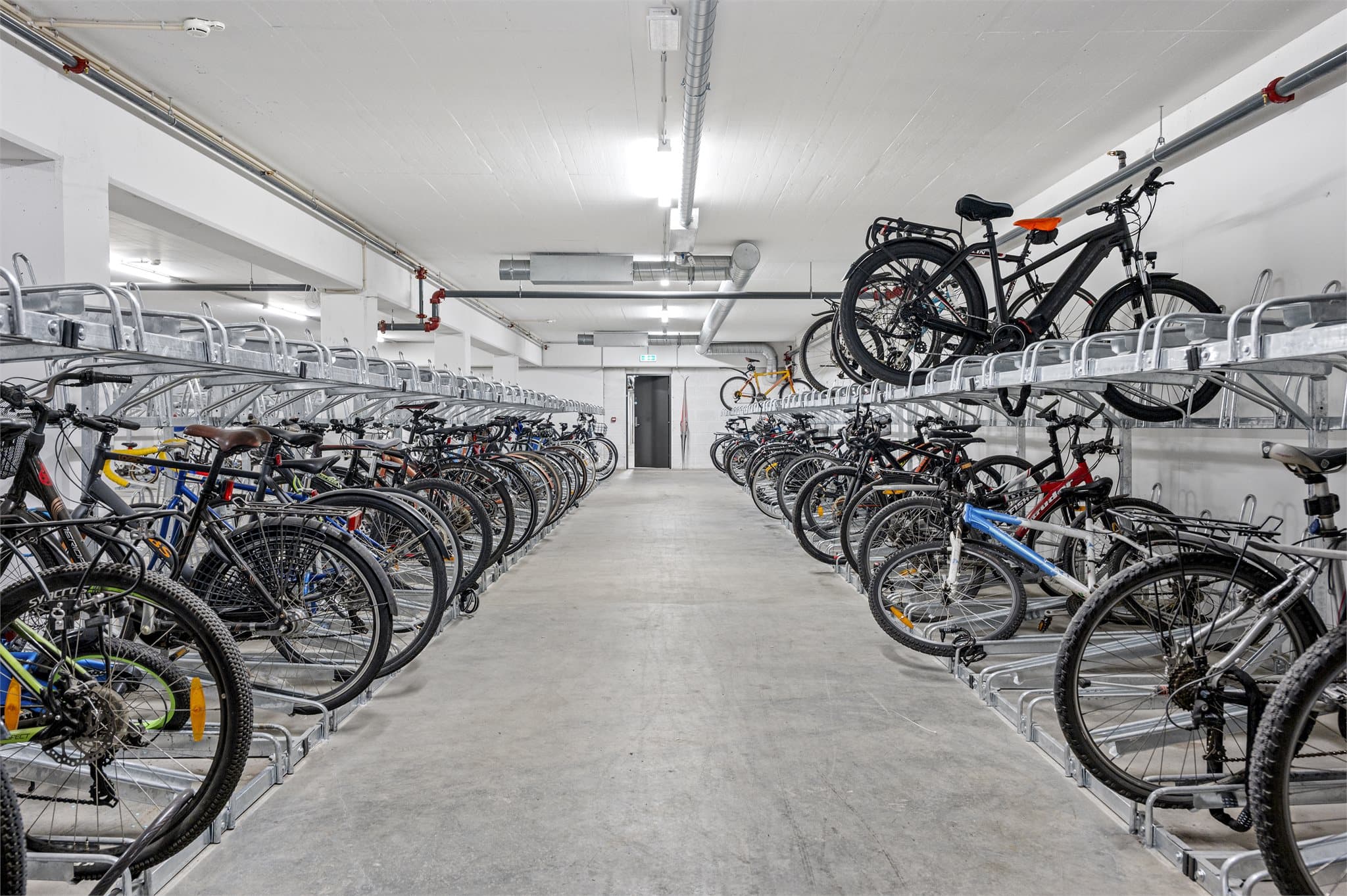 Sykkelparkering i låst rom som er til felles bruk.