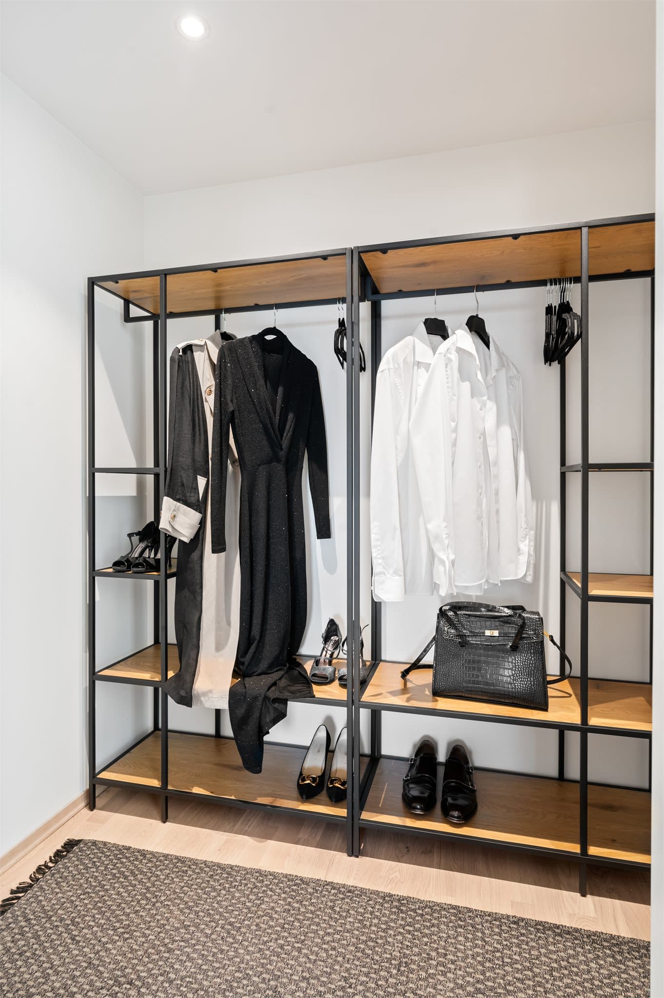 Garderobeløsningen gjør det enkelt å ta vare på klærne dine på en vakker og praktisk måte.