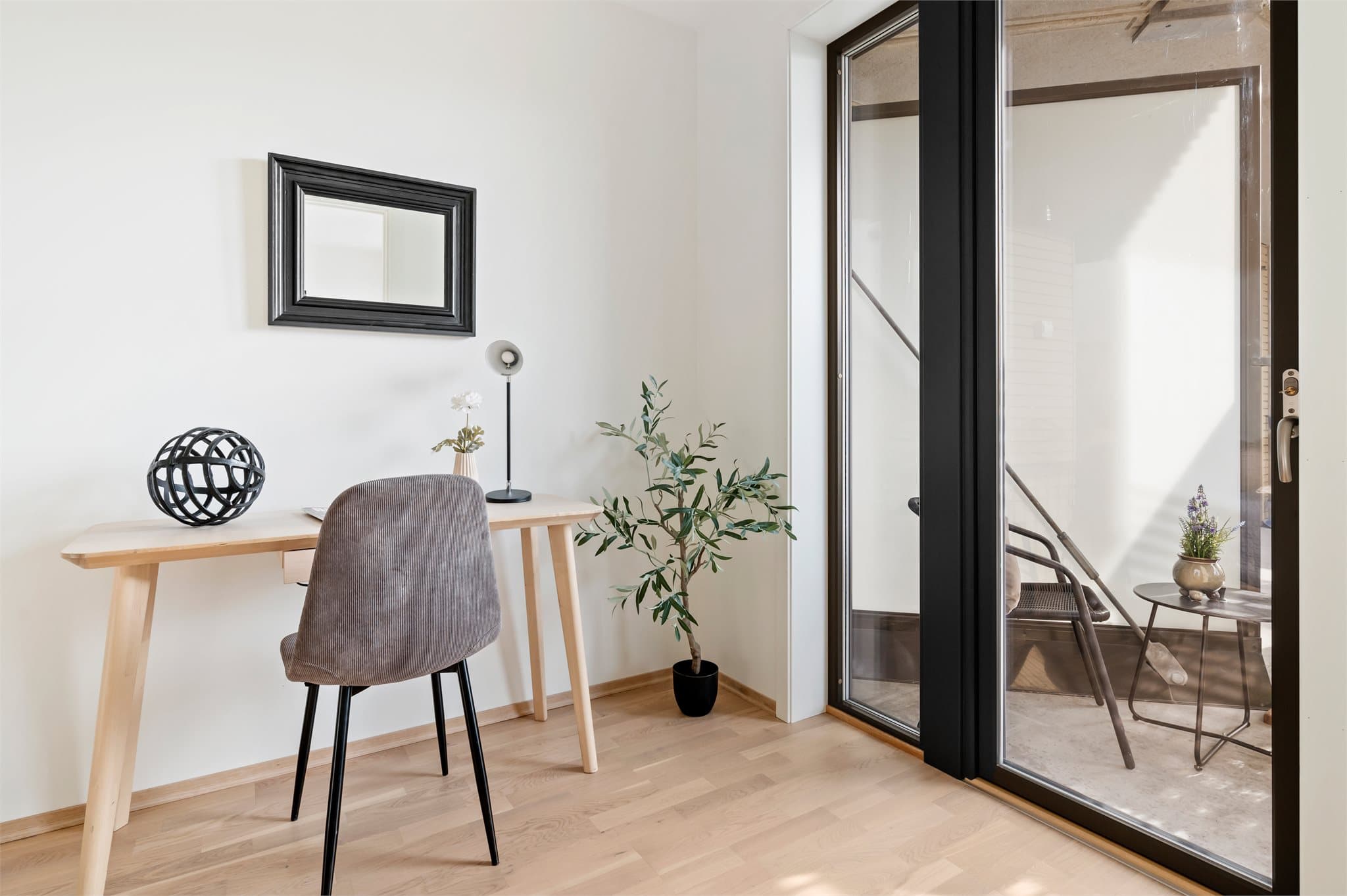 De store vindusflatene gir rikelig med lysinnslipp.