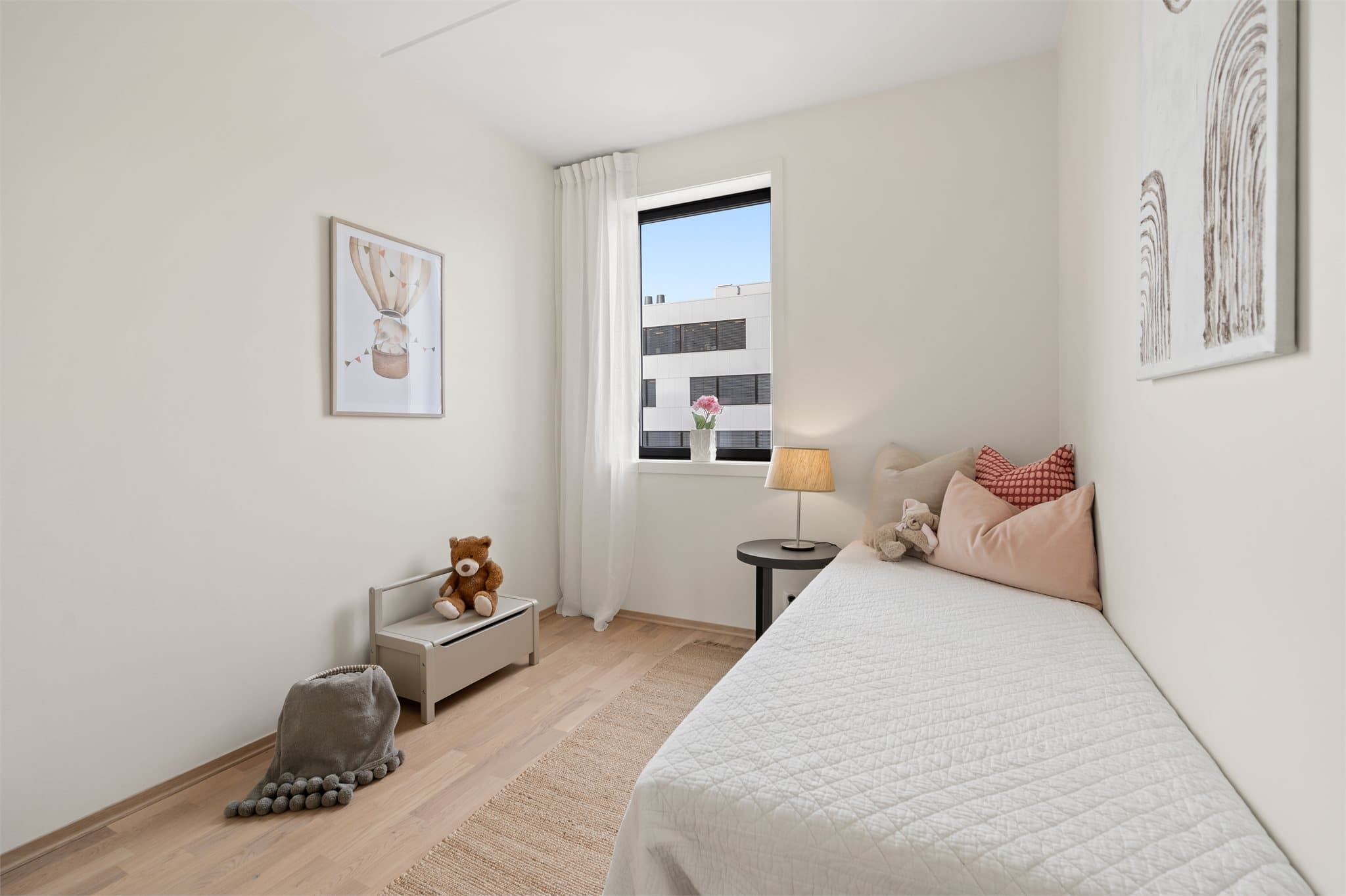 Soverom II egner seg ypperlig som barnerom - det er lyst og trivelig med gode møbleringsmuligheter.