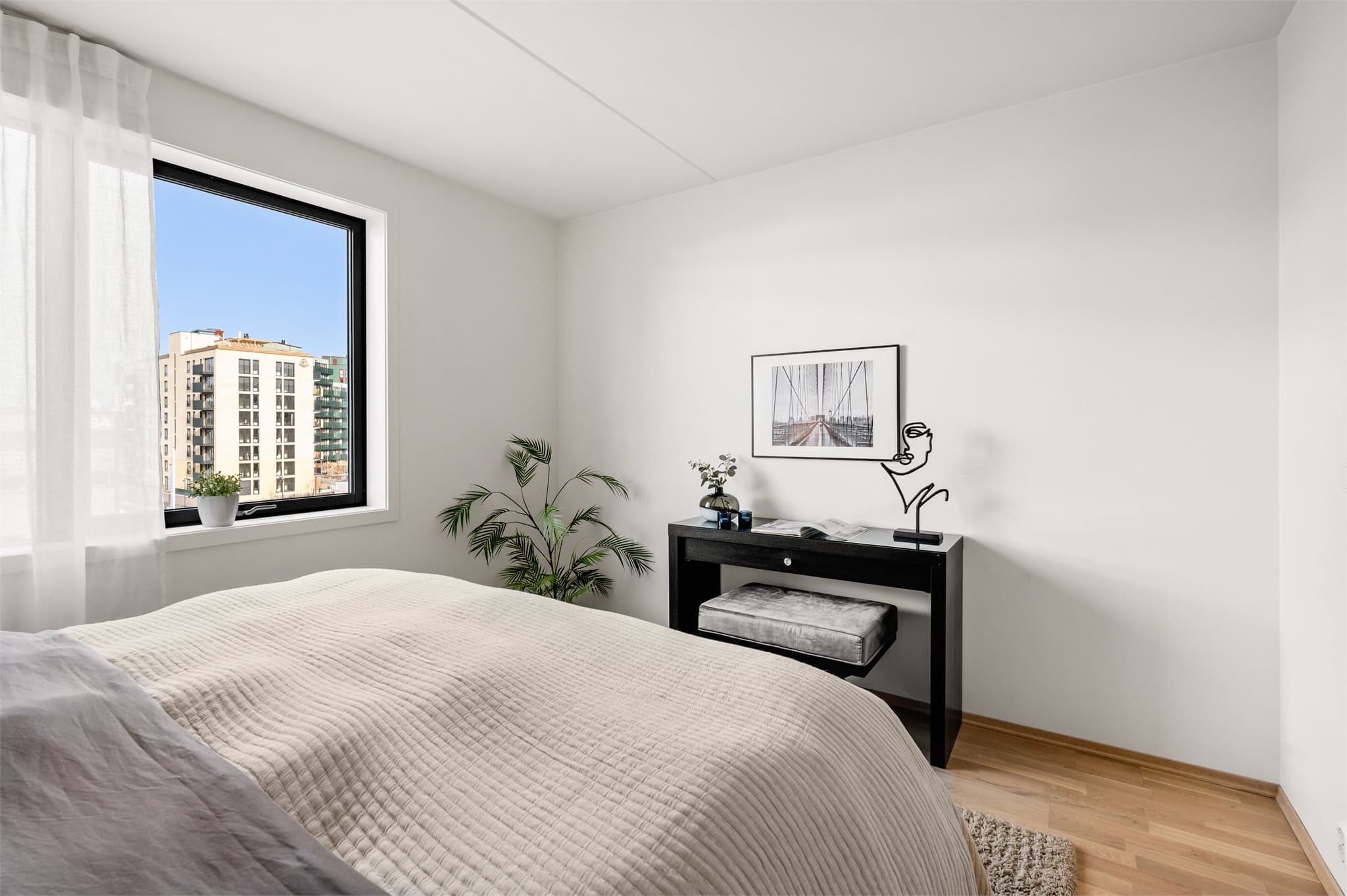 Vinduet slipper inn rikelig med dagslys og skaper en behagelig atmosfære.