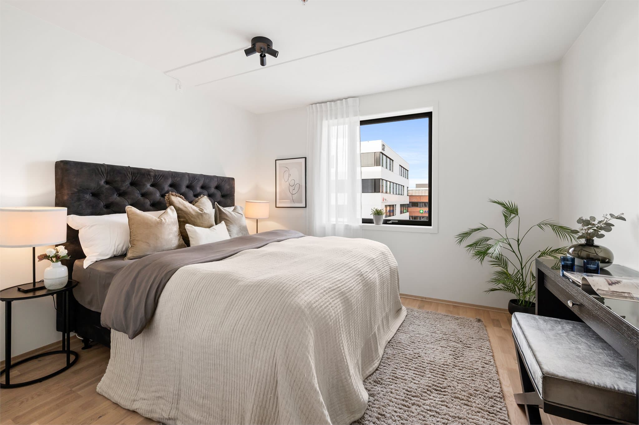 Hovedsoverommet har god plass til dobbeltseng, nattbord og garderobeløsning.