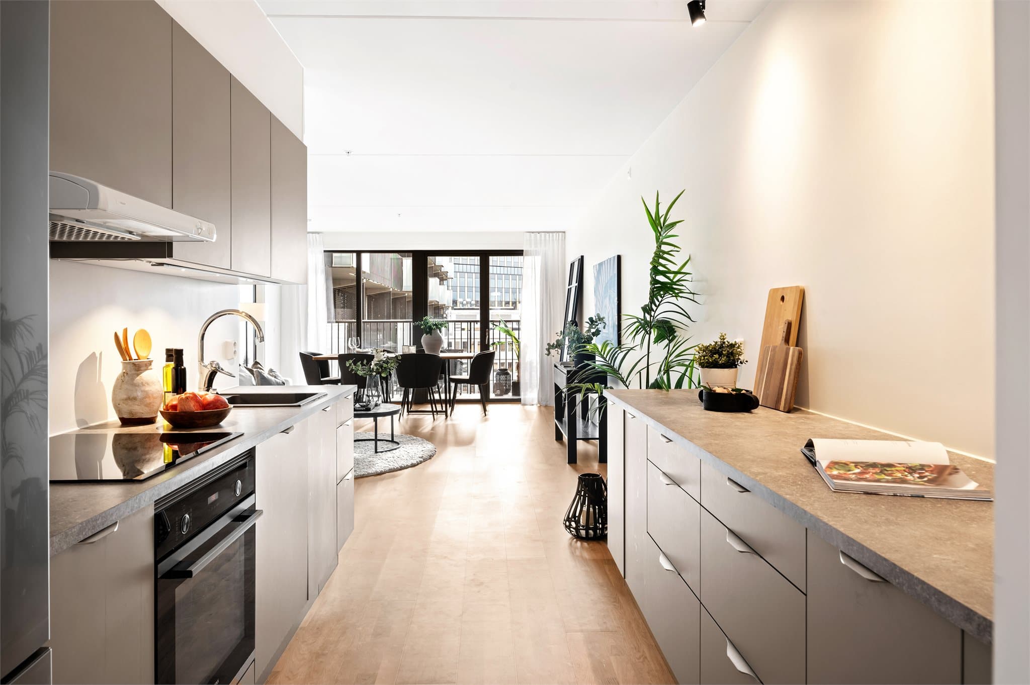 Her finner du nedfelt oppvaskkum med et greps armatur og ventilator montert over koketopp, tilkoblet byggets felles avtrekksanlegg.