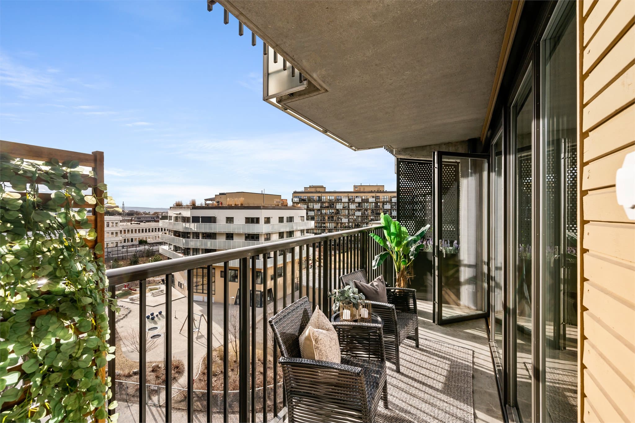 Balkongen er en forlengelse av stuen og gir muligheter for utemøbler, grill og beplantning.