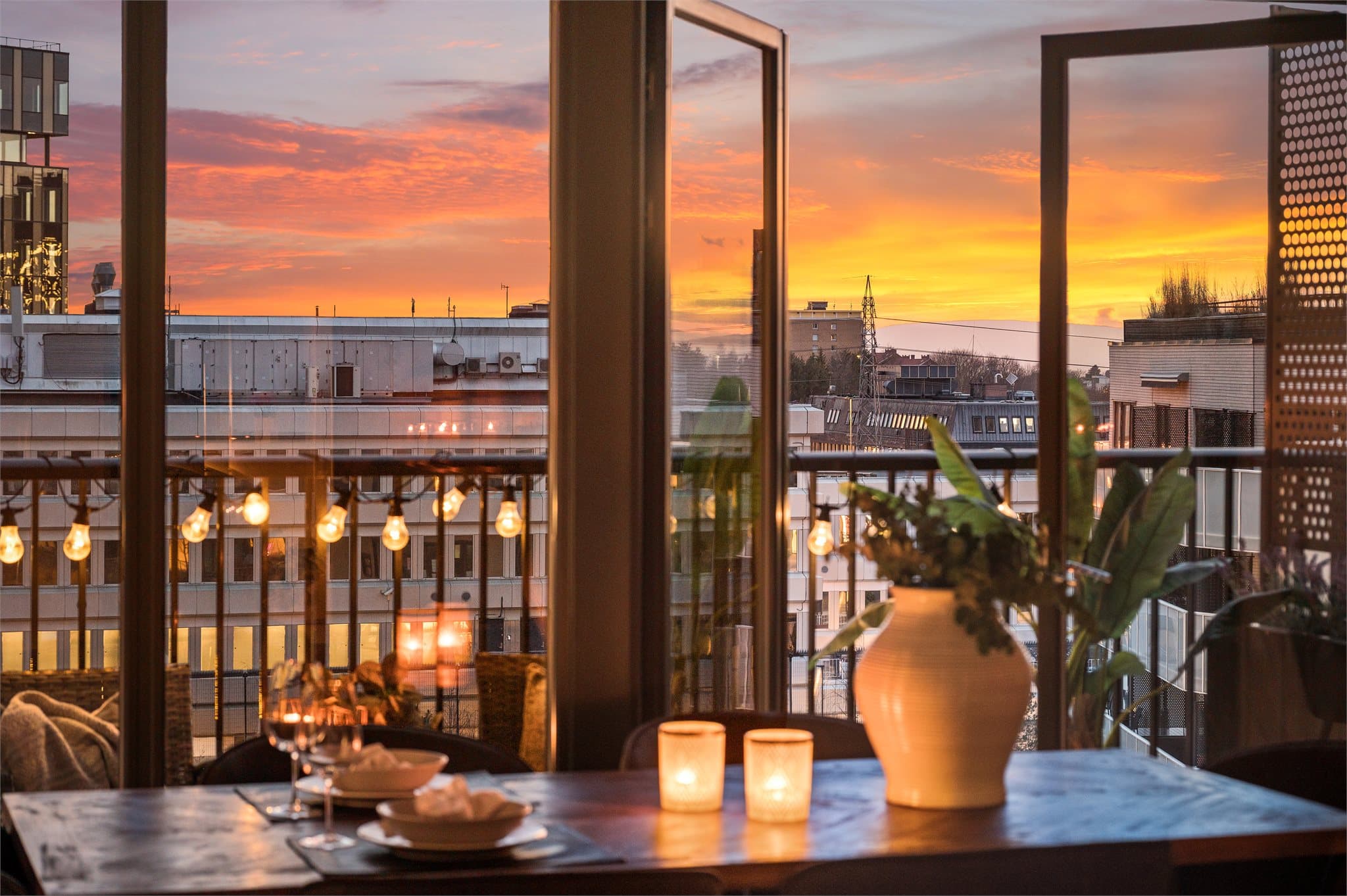 Fra stuen er det direkte adkomst til en sydvestvendt balkong på 7,6 kvm.