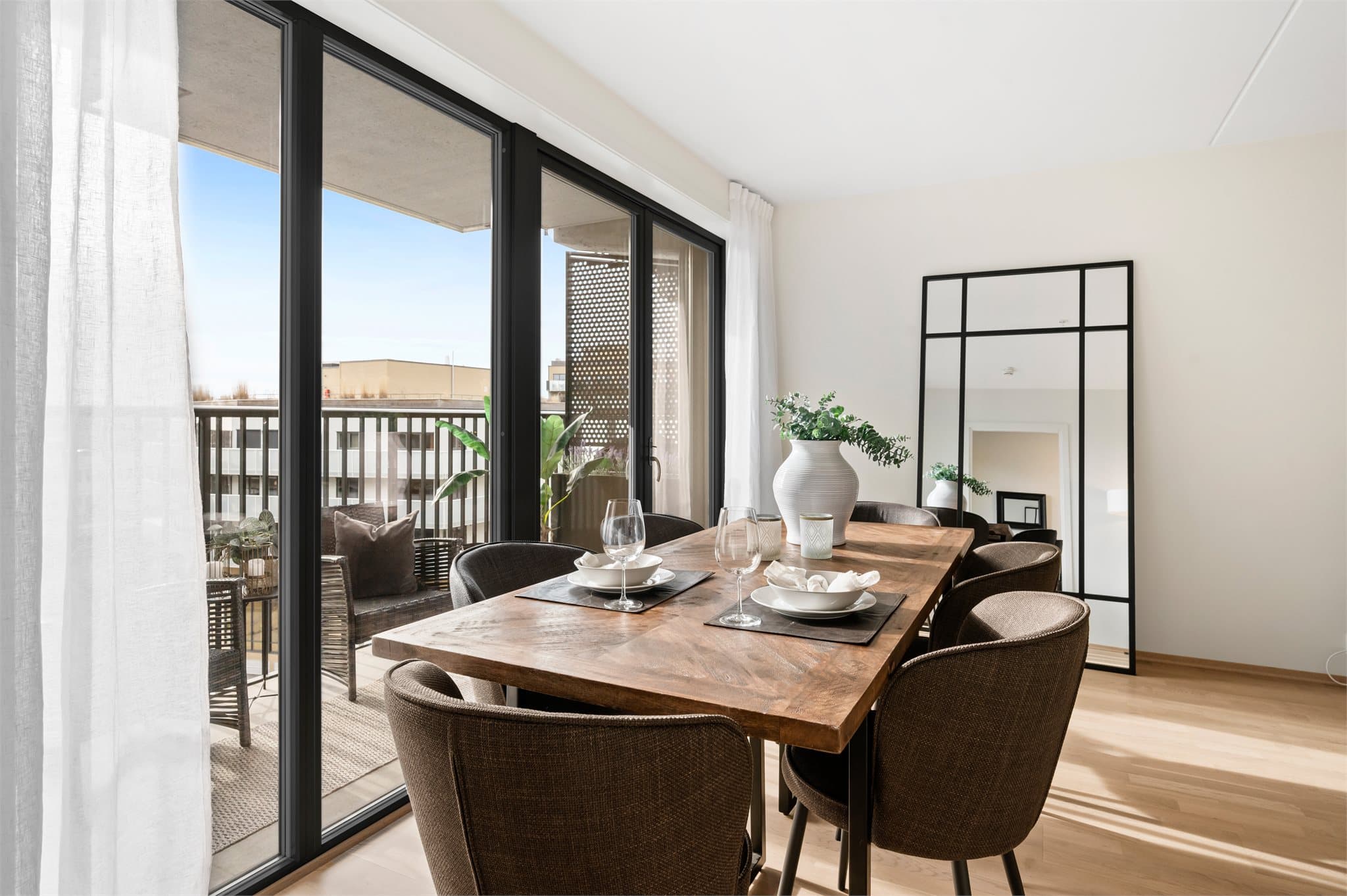 Spiseplassen er plassert ved store vindusflater, hvor man kan nyte både mat og utsikt i godt selskap.