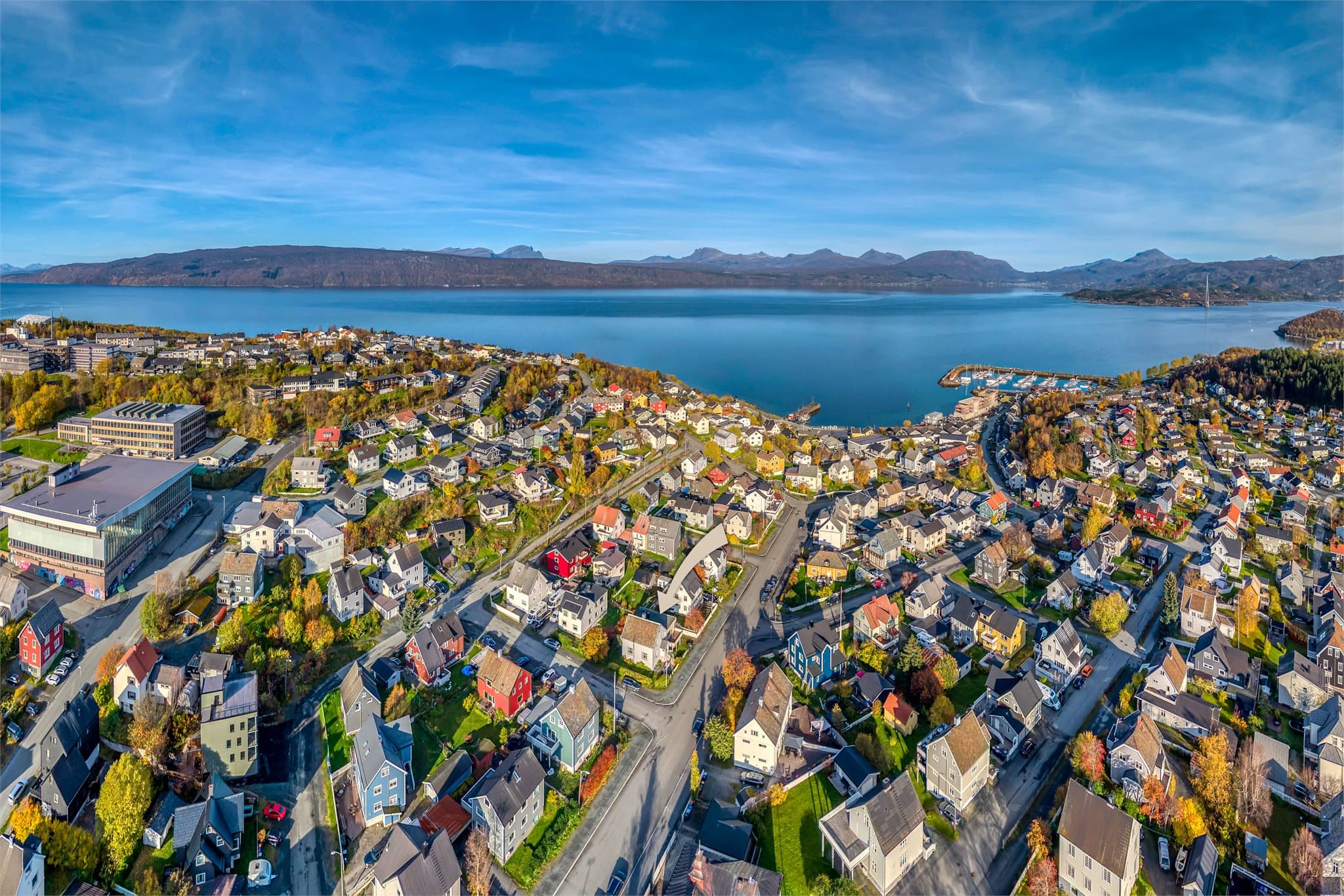 Nærområdet byr på kort vei til sjøen, småbåthavnen og badeplassen i Ornesvika.