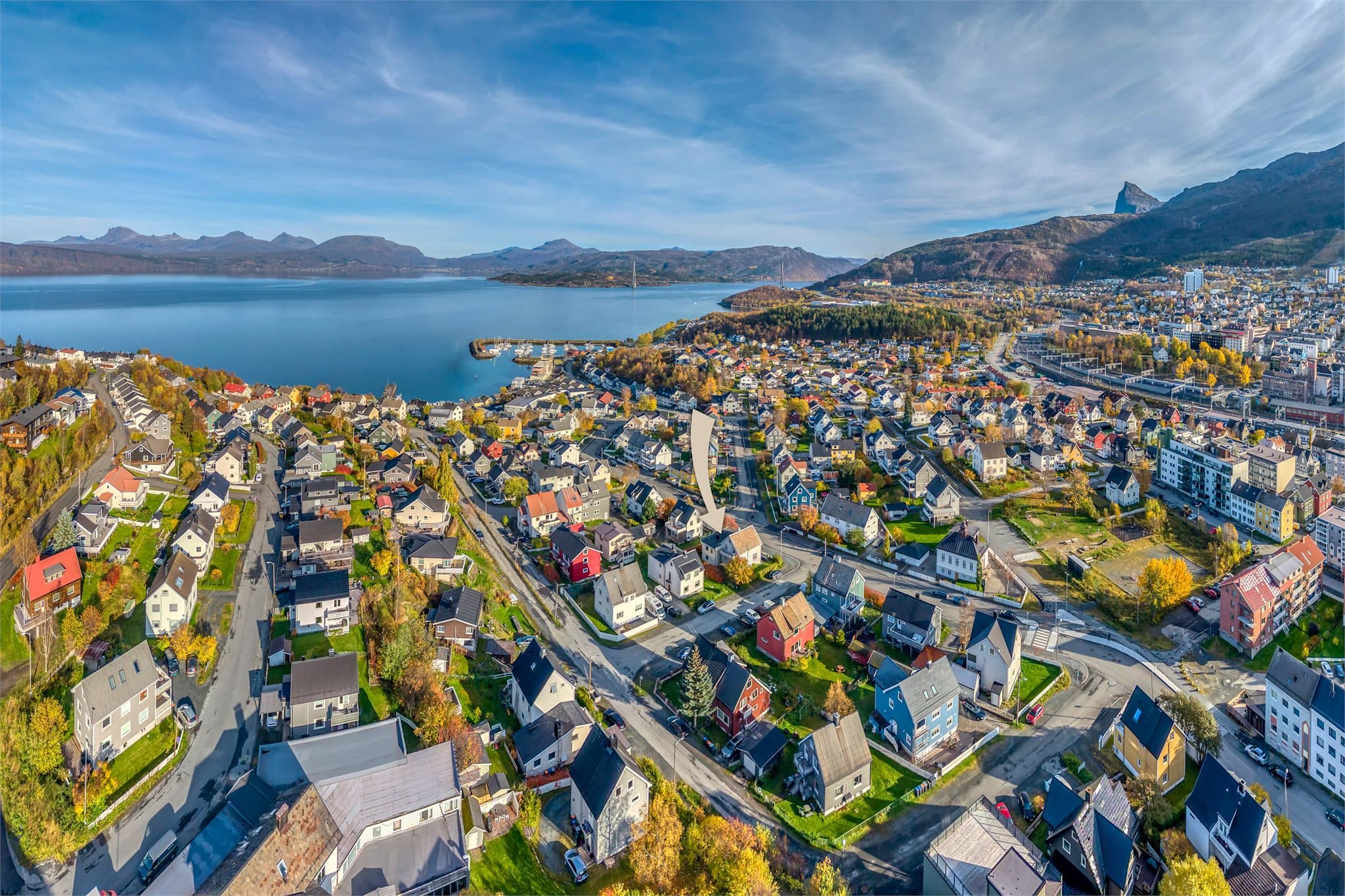 Pilen markerer boligens sentrale plassering med nærhet til både sentrum og turområder.