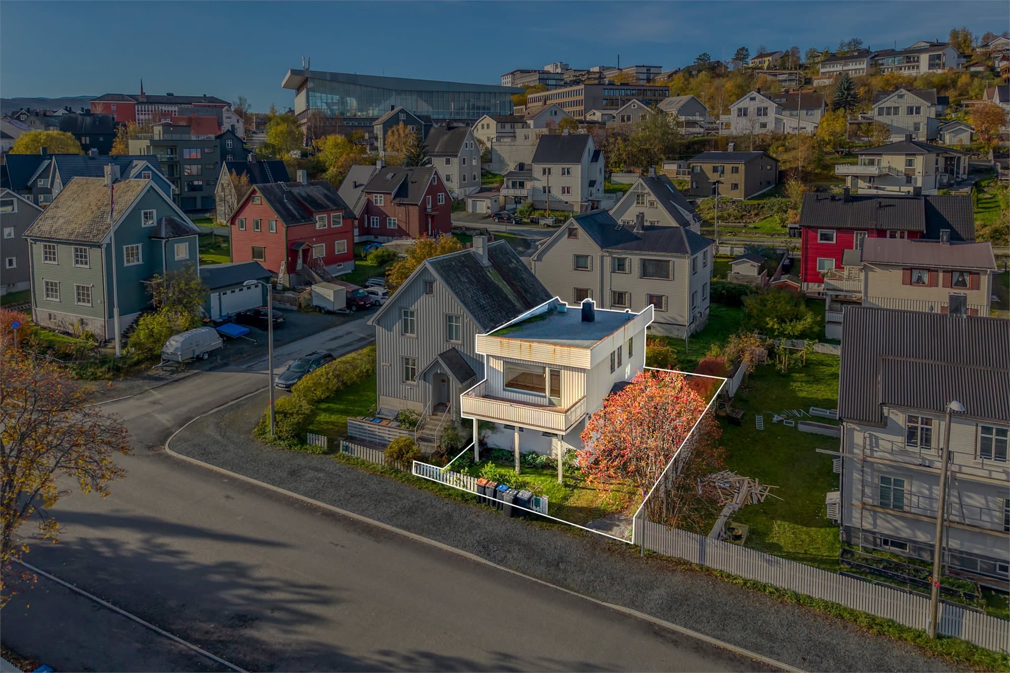 Tomtegrensen er markert med hvit linje på eiendommen i Vassvikveien 15A.