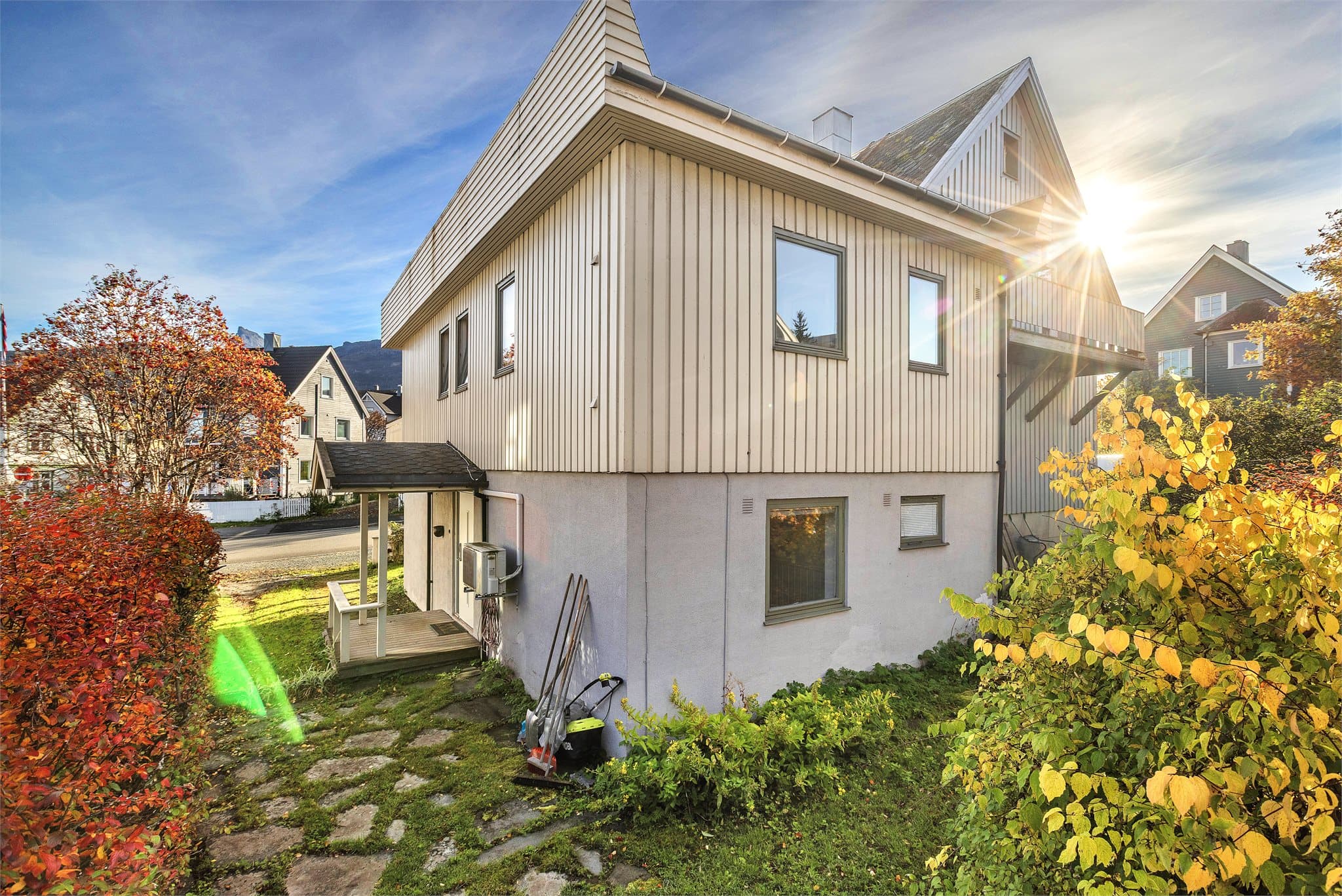 Baksiden av boligen har hellelagt gangsti og tilgang til hagen.