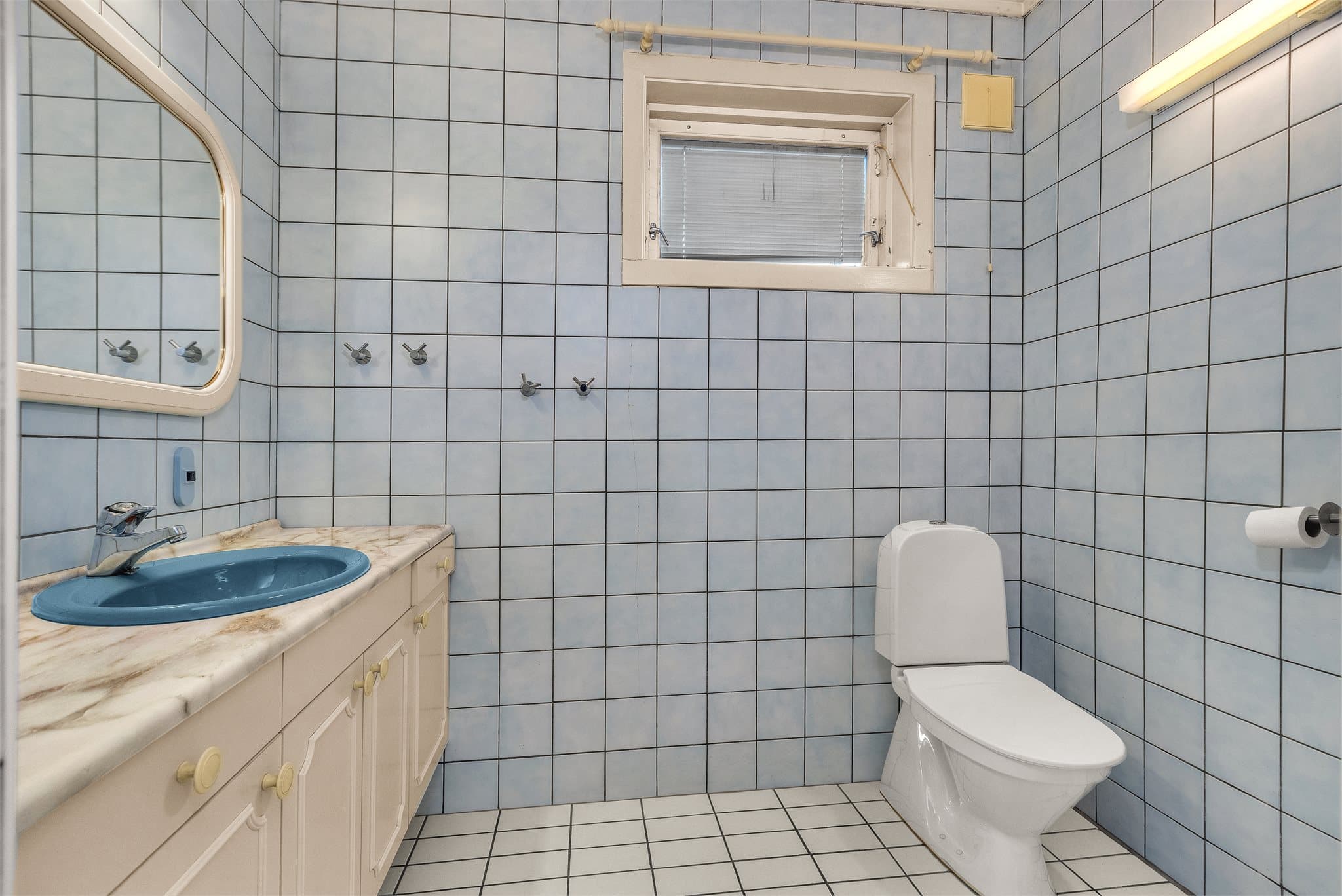 Vinduet gir dagslys og mulighet for naturlig lufting på badet.