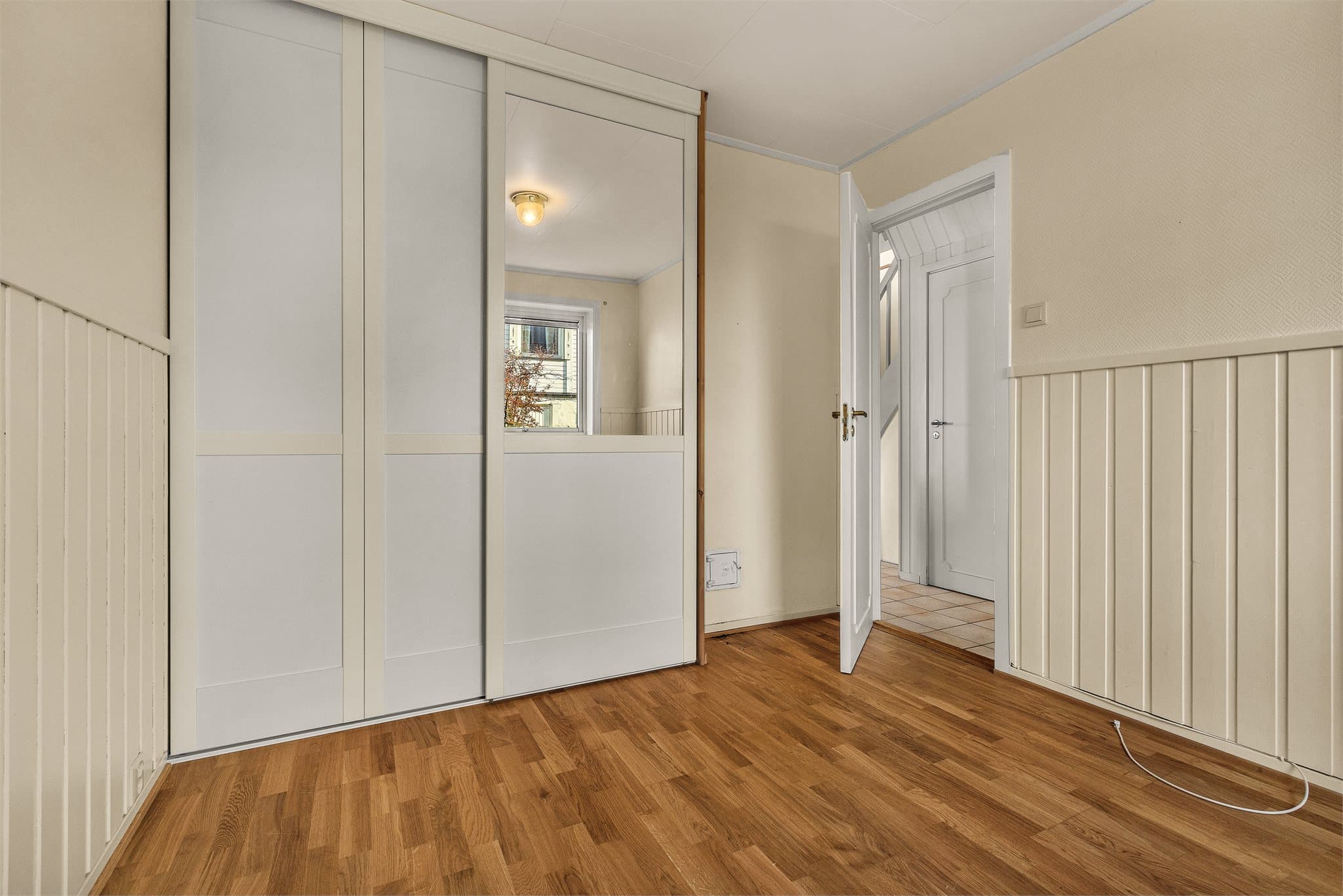 Hovedsoverommet har en stor skyvedørsgarderobe med integrert speilfelt.