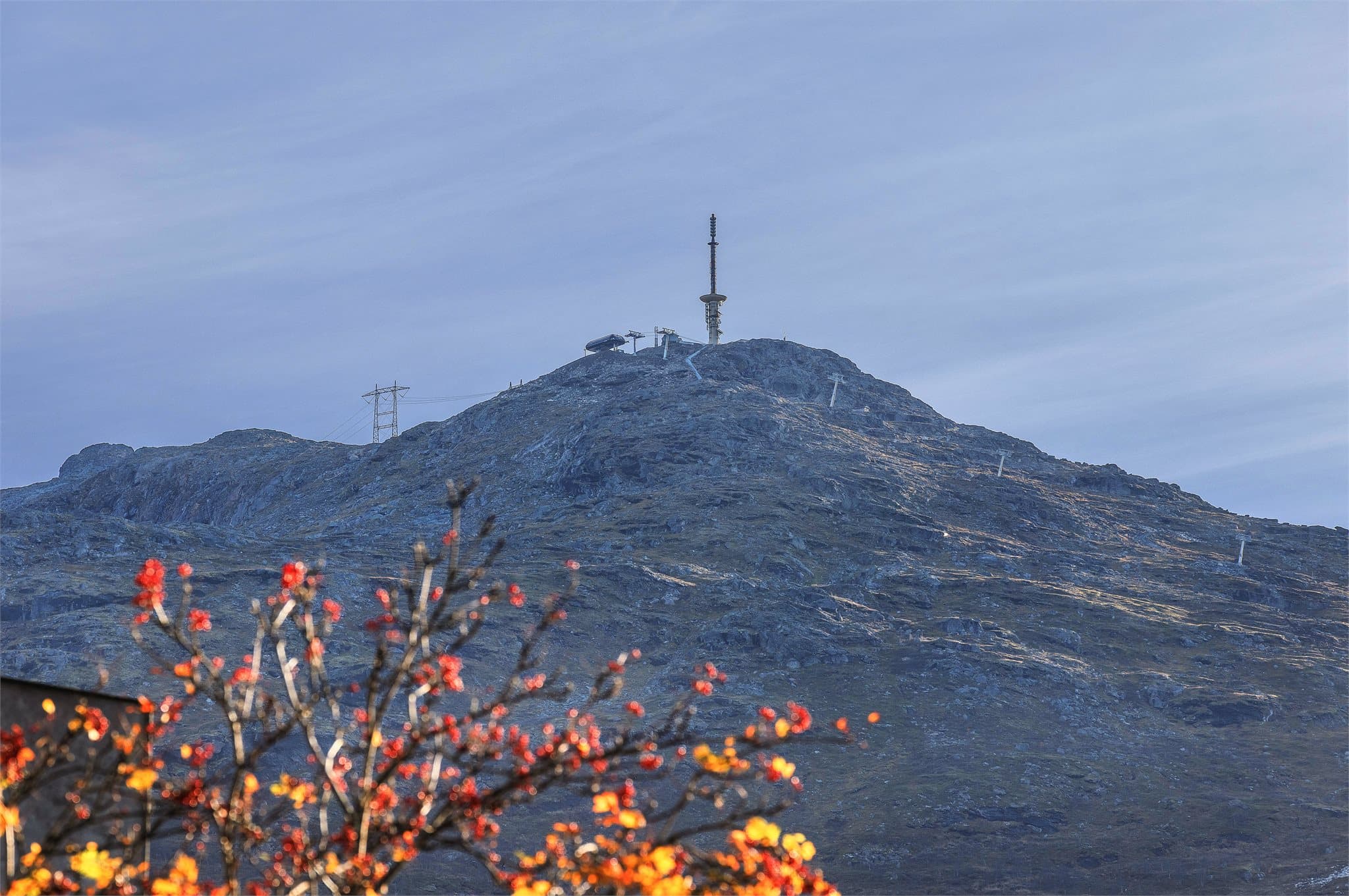 Utsikt mot Fagernesfjellet med gondolbane og turmuligheter i fjellet.