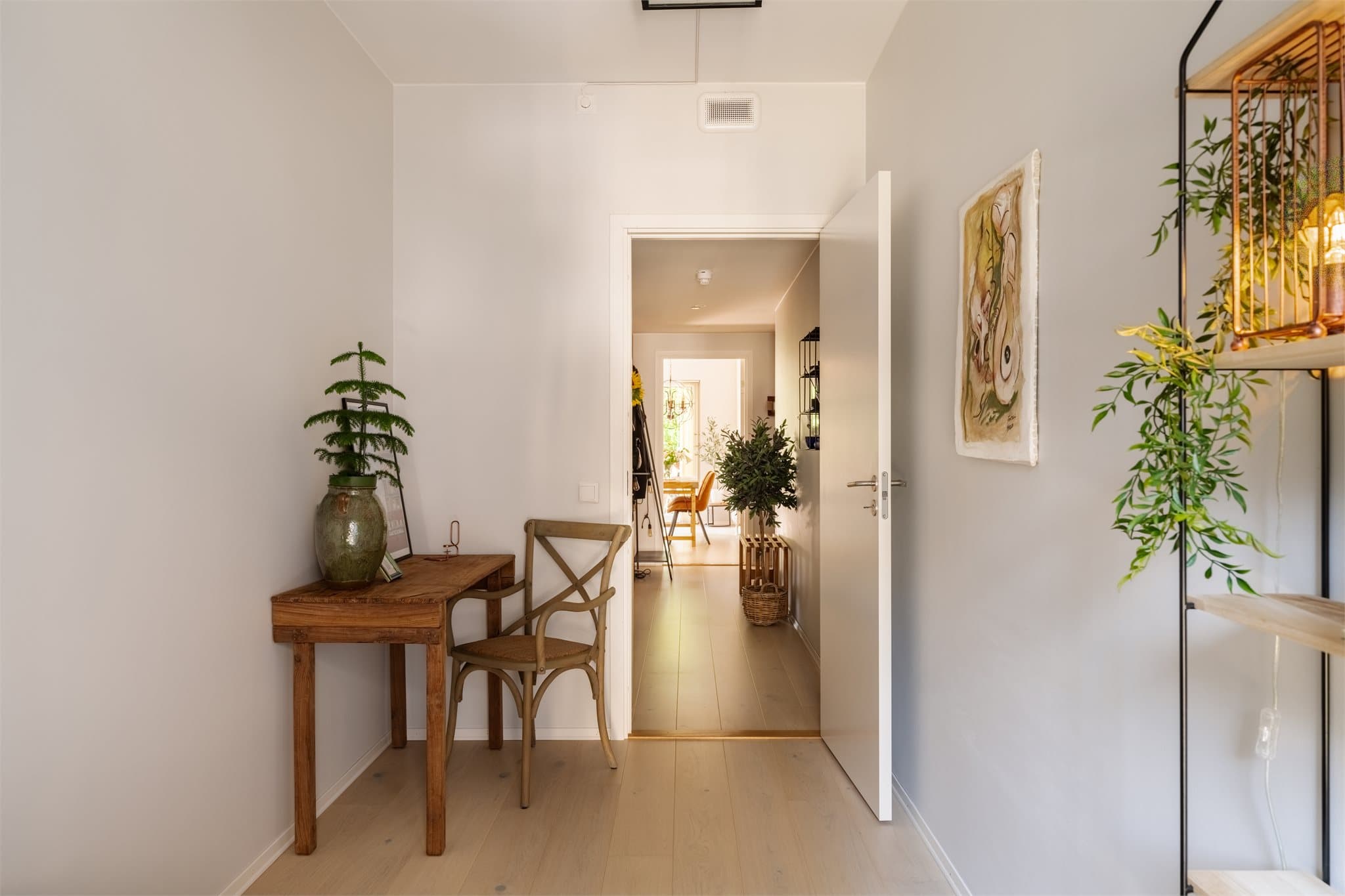 Rommet har plass til seng, nattbord, garderobeløsning og evt. skrivebord.