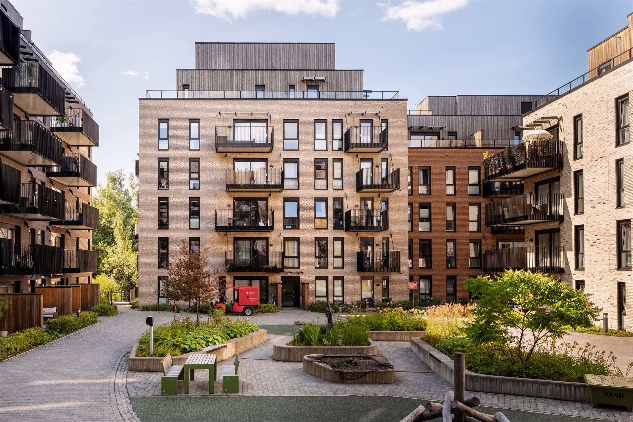 Dette er en lys, moderne og innbydende 3-roms leilighet på hele 77 m² BRA-I, med 1-stavs parkett, pene overflater og gode lysforhold.