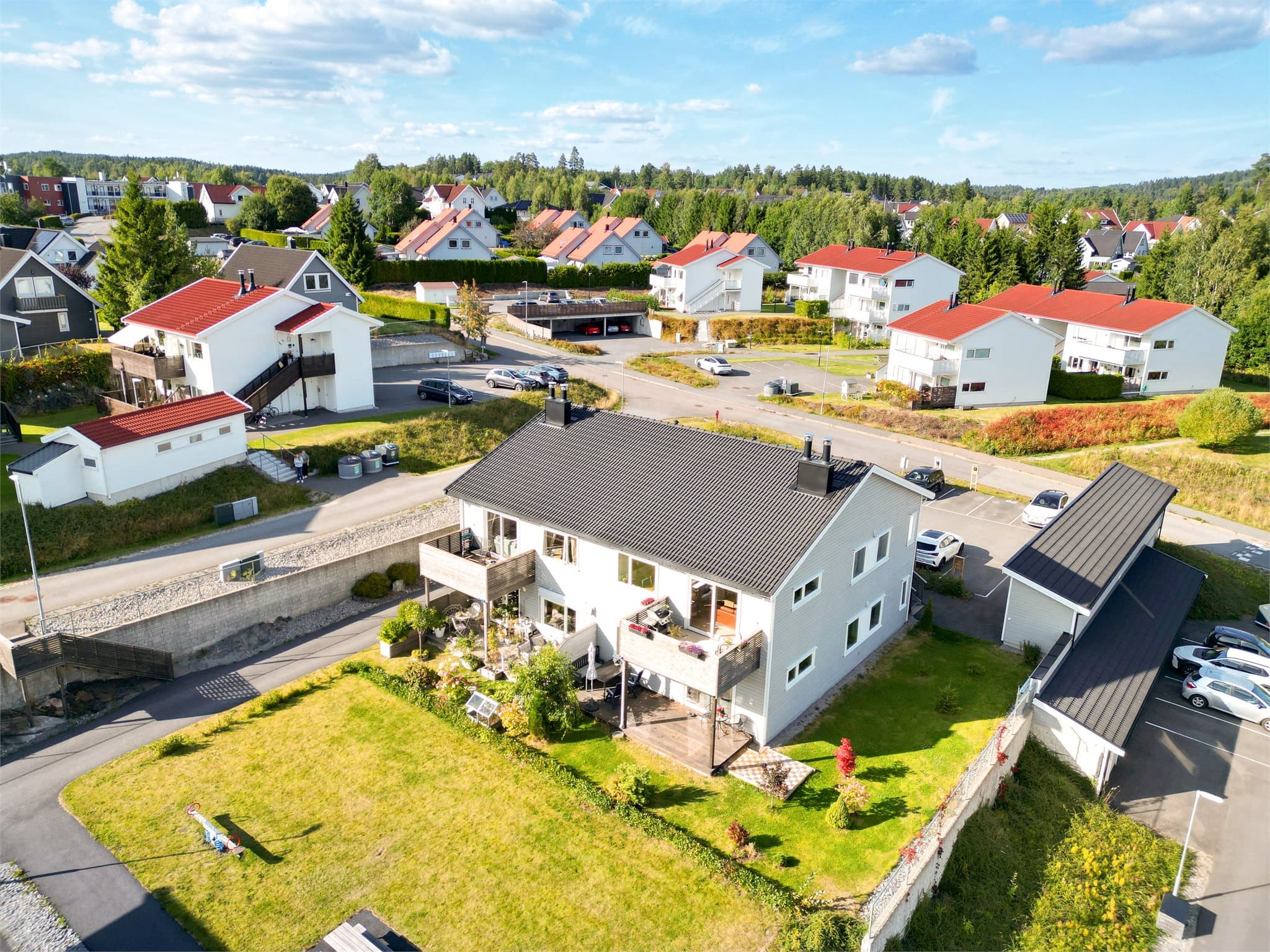 Emera Eiendomsmegling ved Solveig Granlund ønsker velkommen til Bråtengrenda 80! En moderne og innbydende leilighet i 2. etasje, beliggende i et rolig og svært barnevennlig boligområde i Ytre Enebakk.