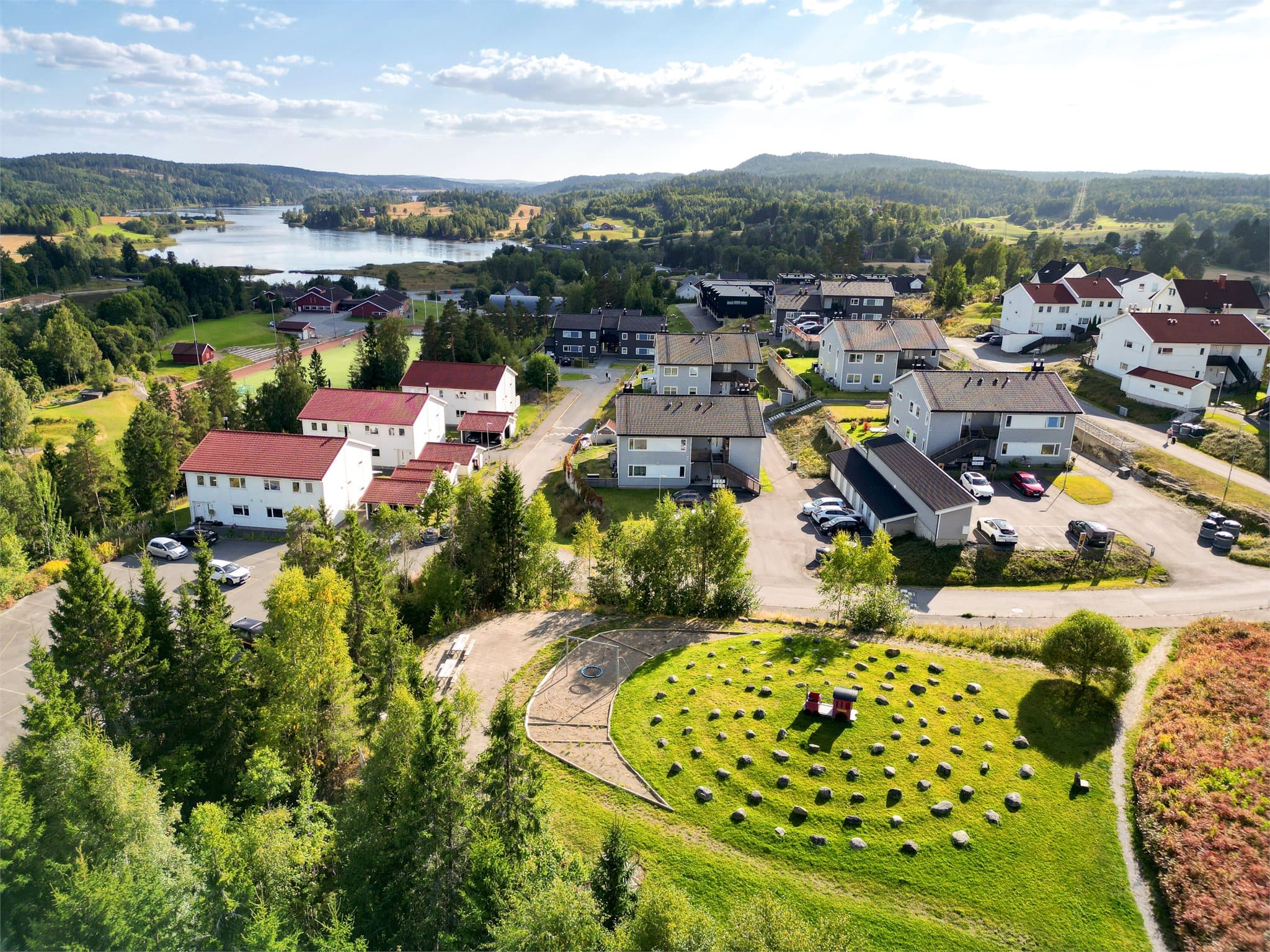For deg som ønsker en aktiv og familievennlig hverdag, er dette en beliggenhet hvor både idrett, lek og fritidsaktiviteter ligger godt til rette – med naturen og marka like i nærheten.