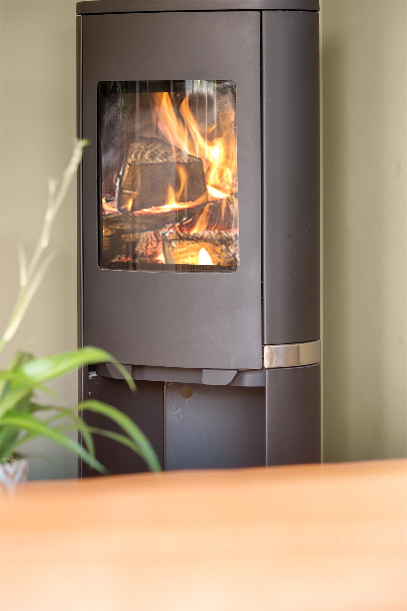 Flott peisovn fra Heat & Glo blir et naturlig blikkfang i stuen og tilfører både varme og lun atmosfære. Perfekt for hyggelige kvelder når temperaturen synker ute.
