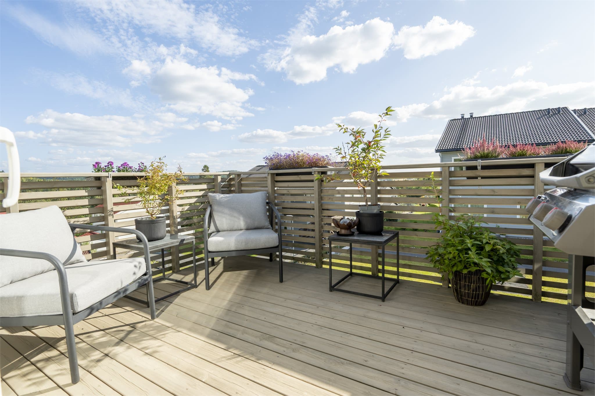 Den solrike balkongen blir en naturlig forlengelse av stuen og byr på god plass til både sittegruppe, grill og grønne planter. Her ligger alt til rette for å nyte fine sommerdager hjemme.