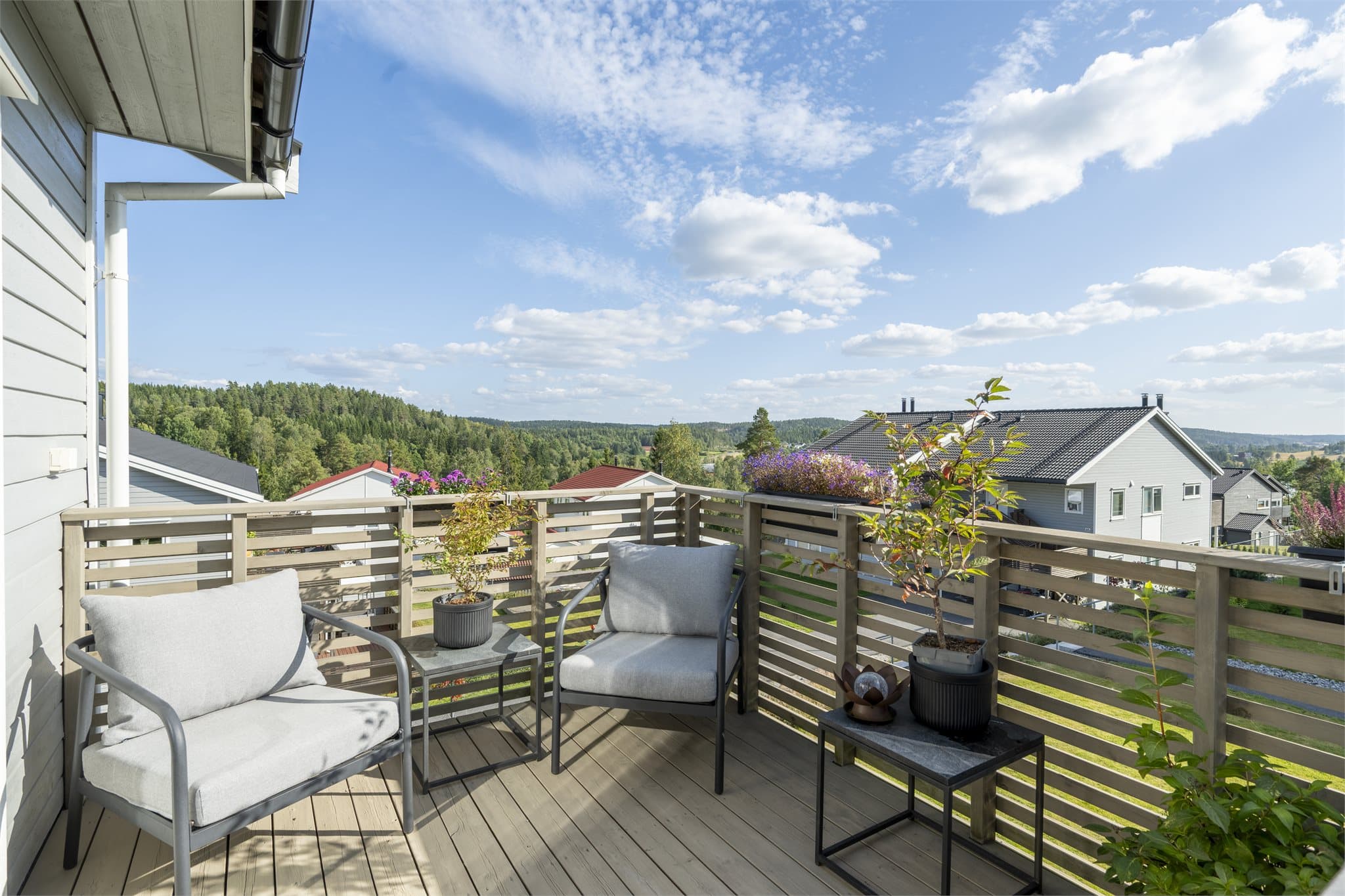 Med god plass til både spisegruppe og komfortable loungemøbler er dette et perfekt sted for morgenkaffen, ettermiddagskaffen eller hyggelige kvelder med familie og venner.