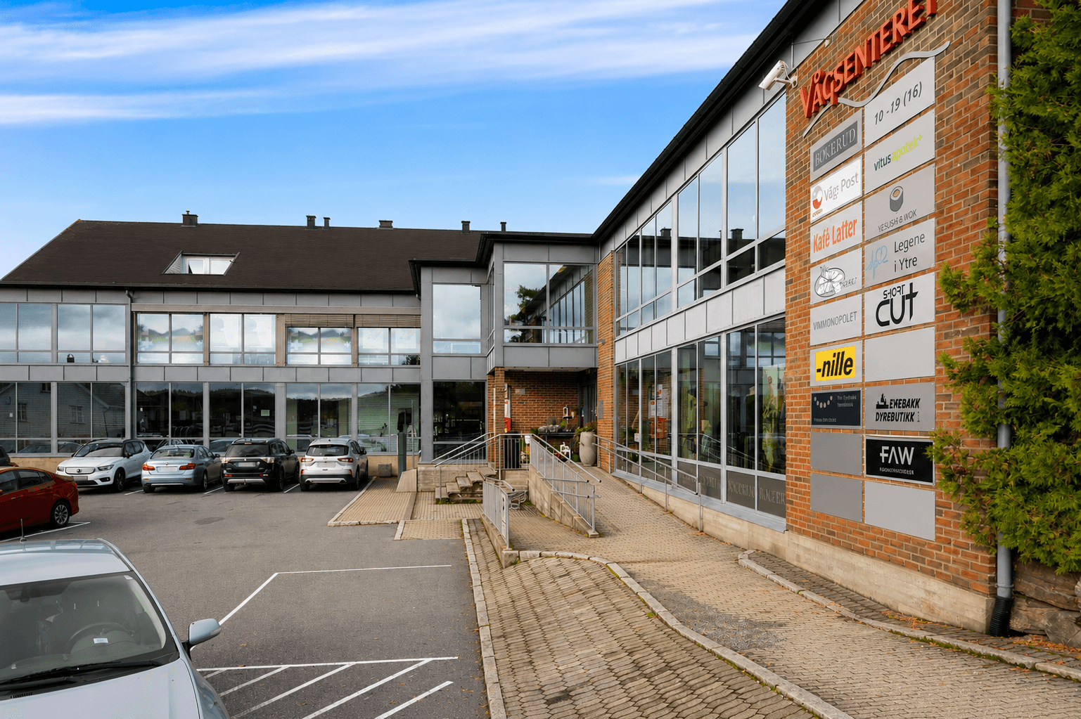 Fra Bråtengrenda 80 er det kun rundt 5 minutters kjøring til Vågsenteret med et bredere utvalg av butikker, serveringssteder, vinmonopolet og øvrige servicetjenester.