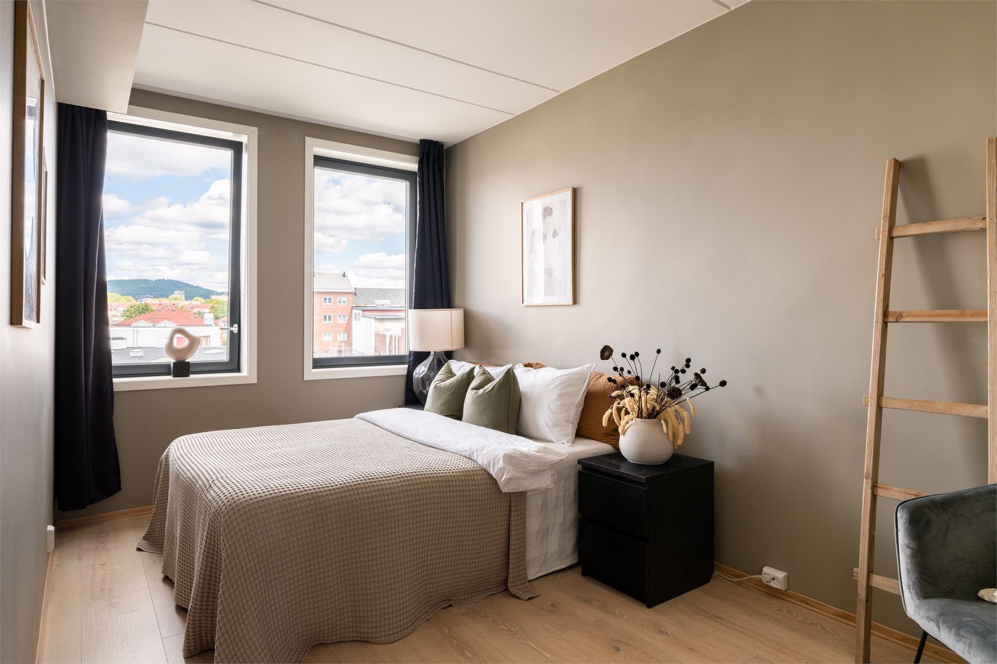 Luftig og lekkert hovedsoverom med god plass til ønsket innredning.